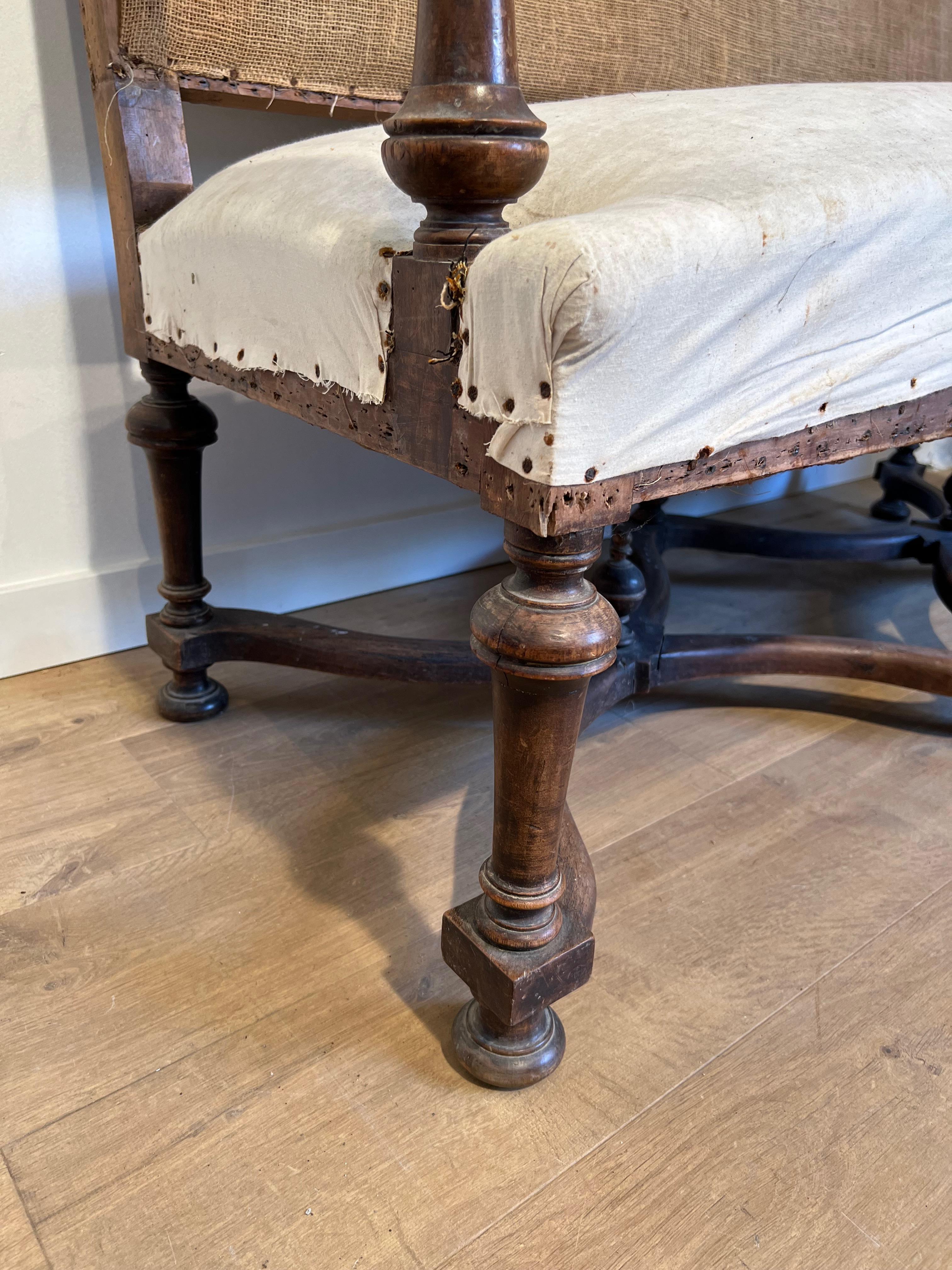 Sofá de nogal con respaldo alto. Obra francesa de estilo Luis XIII. Circa  1880 en venta 10