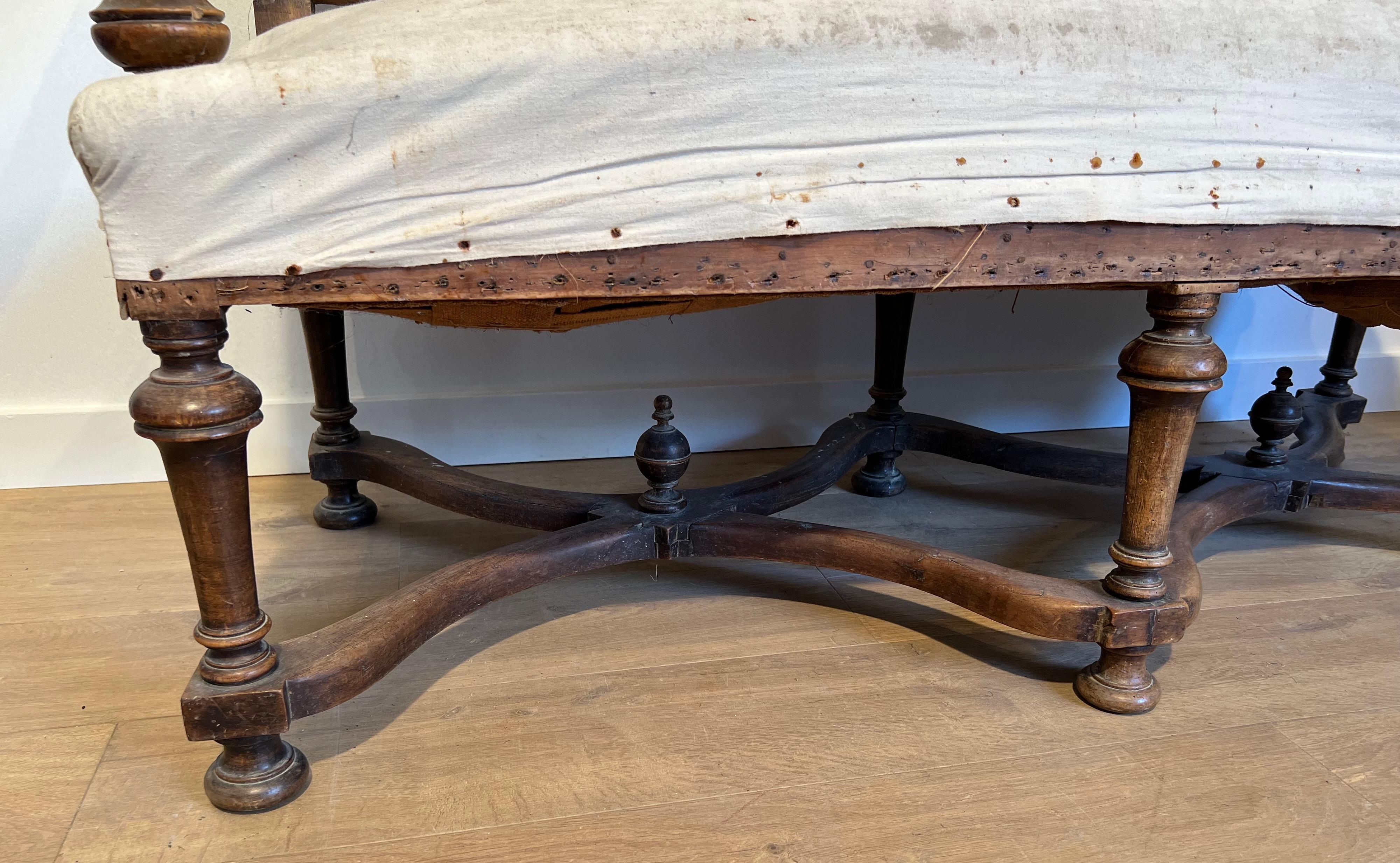 Sofá de nogal con respaldo alto. Obra francesa de estilo Luis XIII. Circa  1880 en venta 11