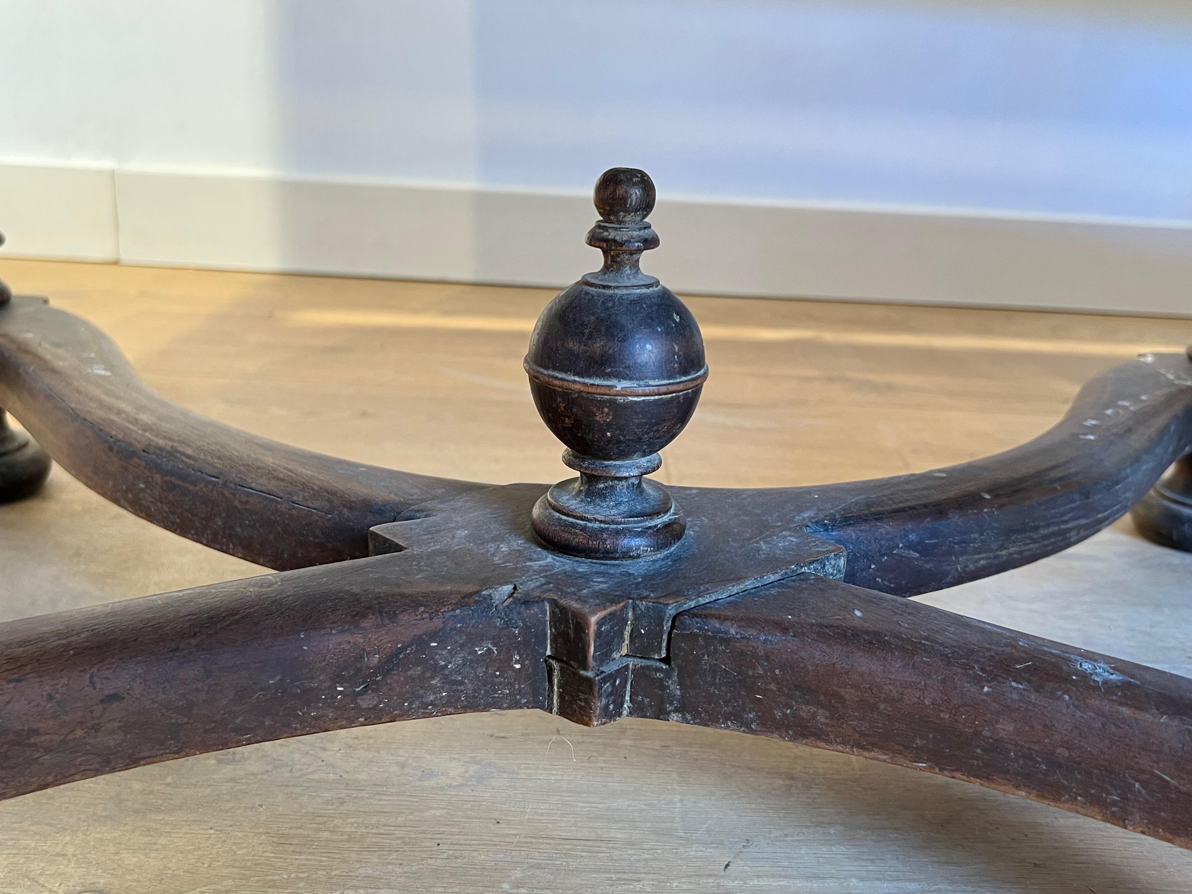 Sofá de nogal con respaldo alto. Obra francesa de estilo Luis XIII. Circa  1880 en venta 12