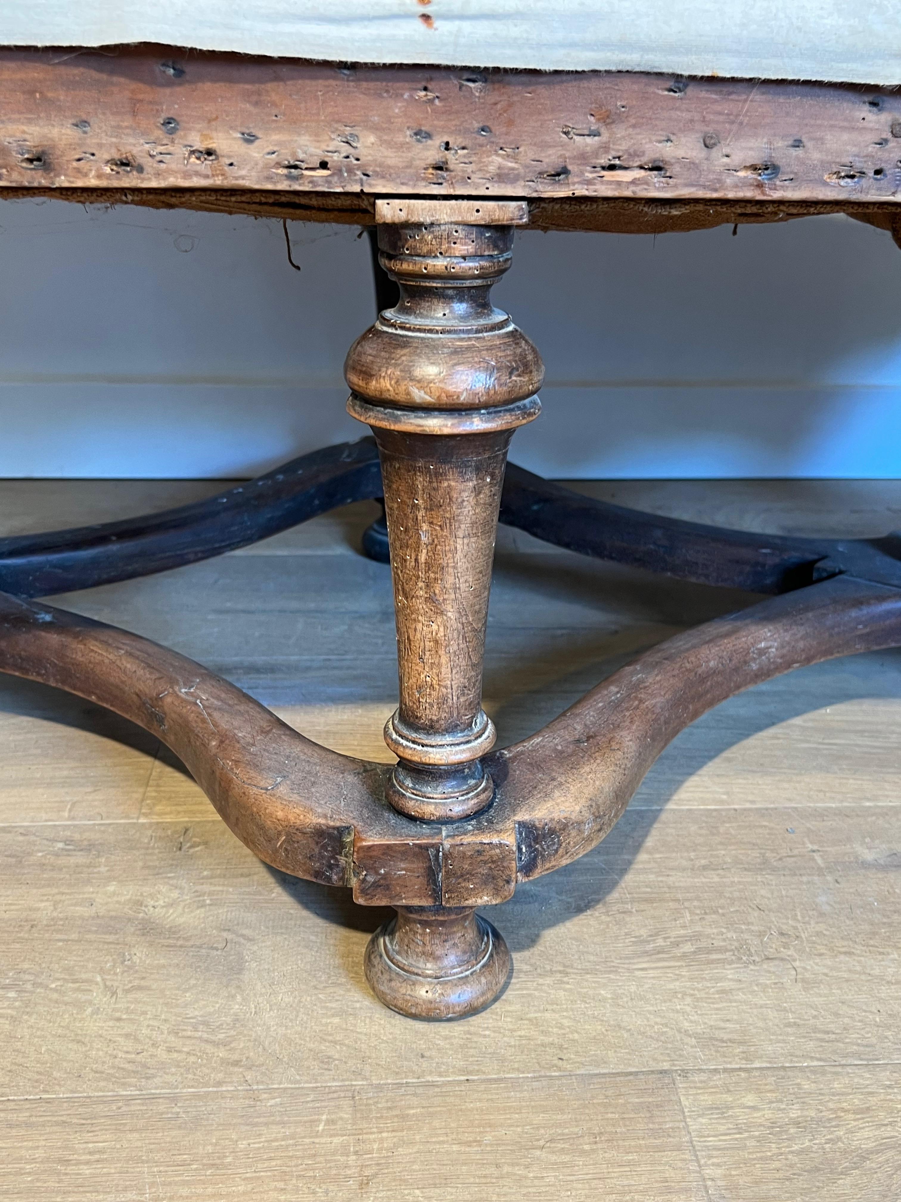 Sofá de nogal con respaldo alto. Obra francesa de estilo Luis XIII. Circa  1880 en venta 13