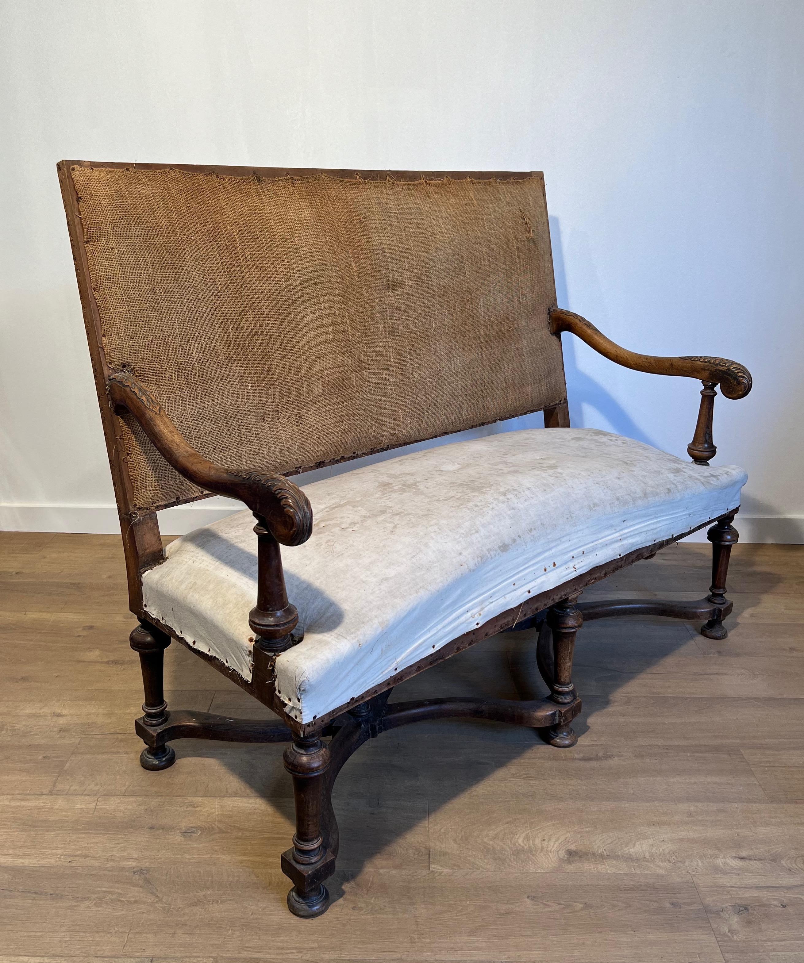 Este bonito sofá de respaldo alto está hecho de nogal. Se trata de una obra francesa de estilo Luis XIII. Circa  1880