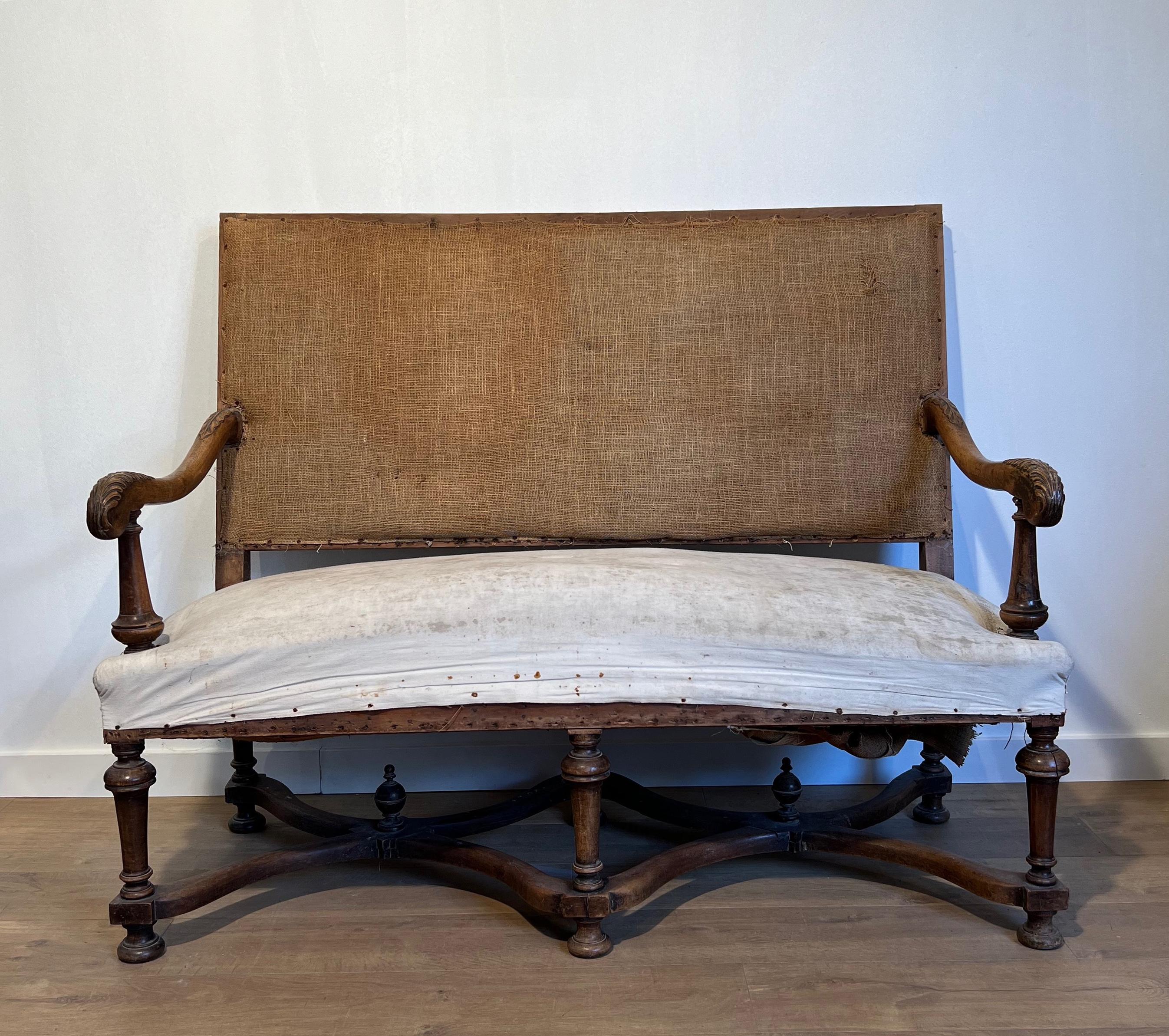 Sofá de nogal con respaldo alto. Obra francesa de estilo Luis XIII. Circa  1880 en venta 14