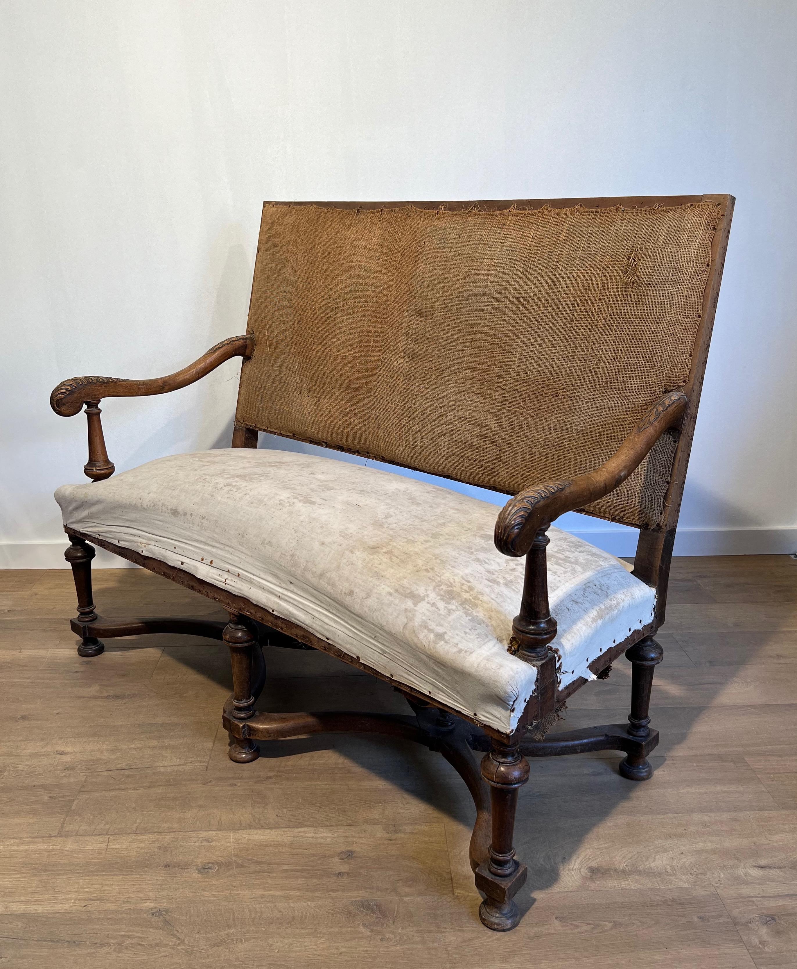 Sofá de nogal con respaldo alto. Obra francesa de estilo Luis XIII. Circa  1880 Francés en venta