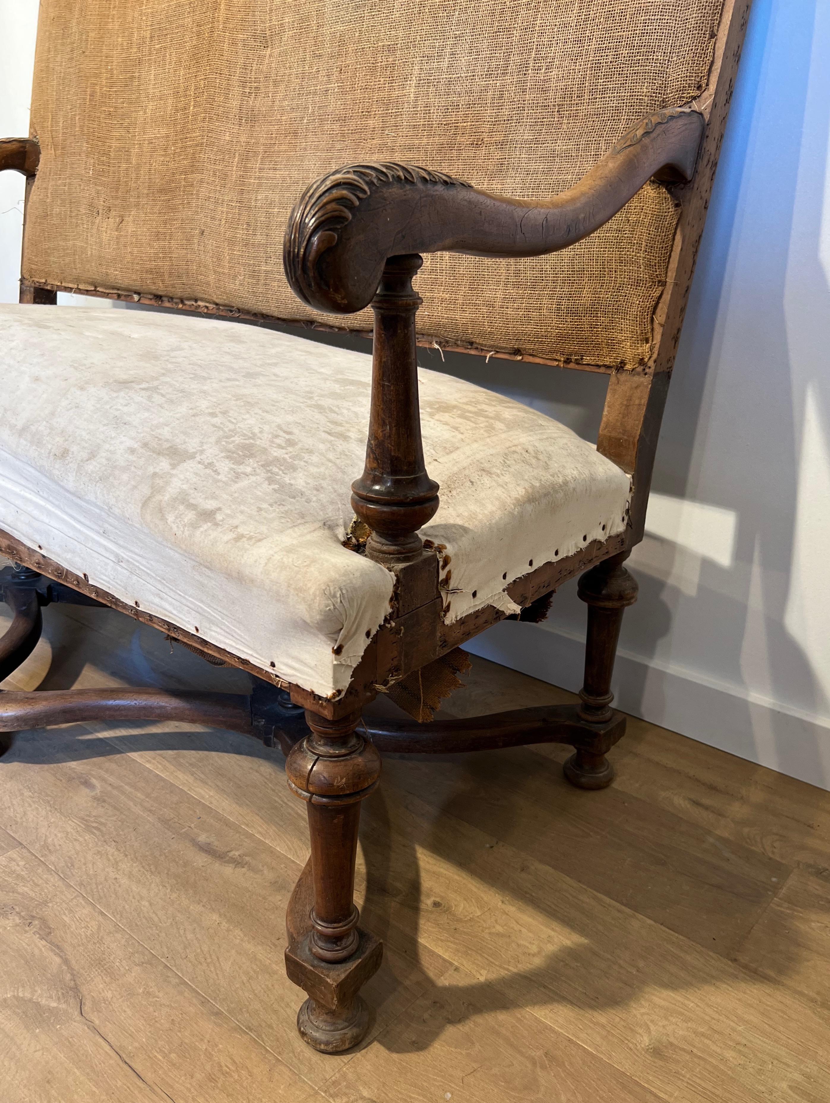Sofá de nogal con respaldo alto. Obra francesa de estilo Luis XIII. Circa  1880 en Bueno estado para la venta en Marcq-en-Barœul, Hauts-de-France