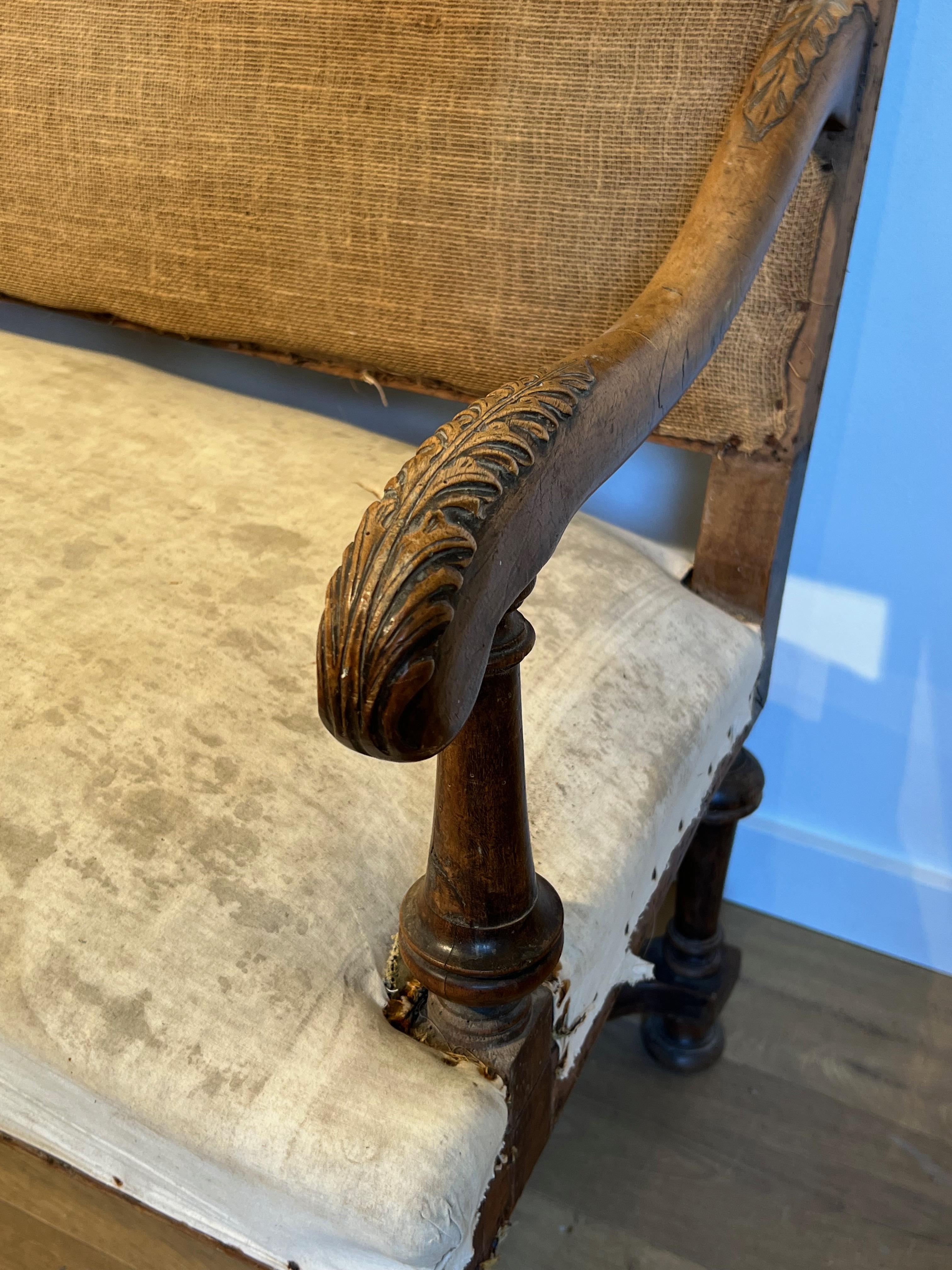 Sofá de nogal con respaldo alto. Obra francesa de estilo Luis XIII. Circa  1880 Nogal en venta