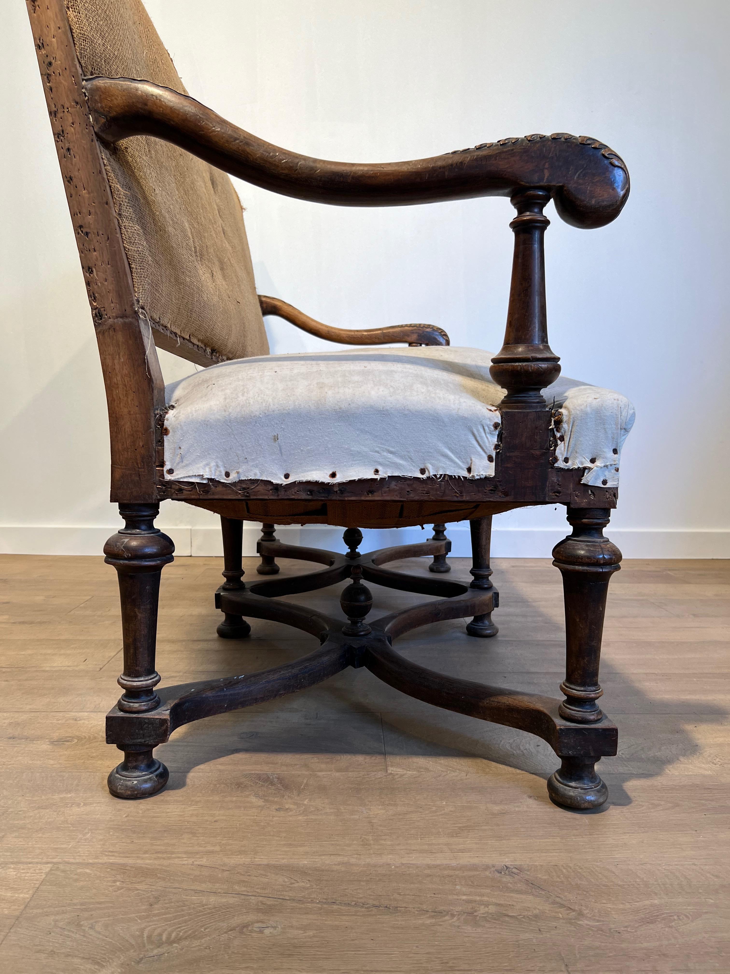 Sofá de nogal con respaldo alto. Obra francesa de estilo Luis XIII. Circa  1880 en venta 1