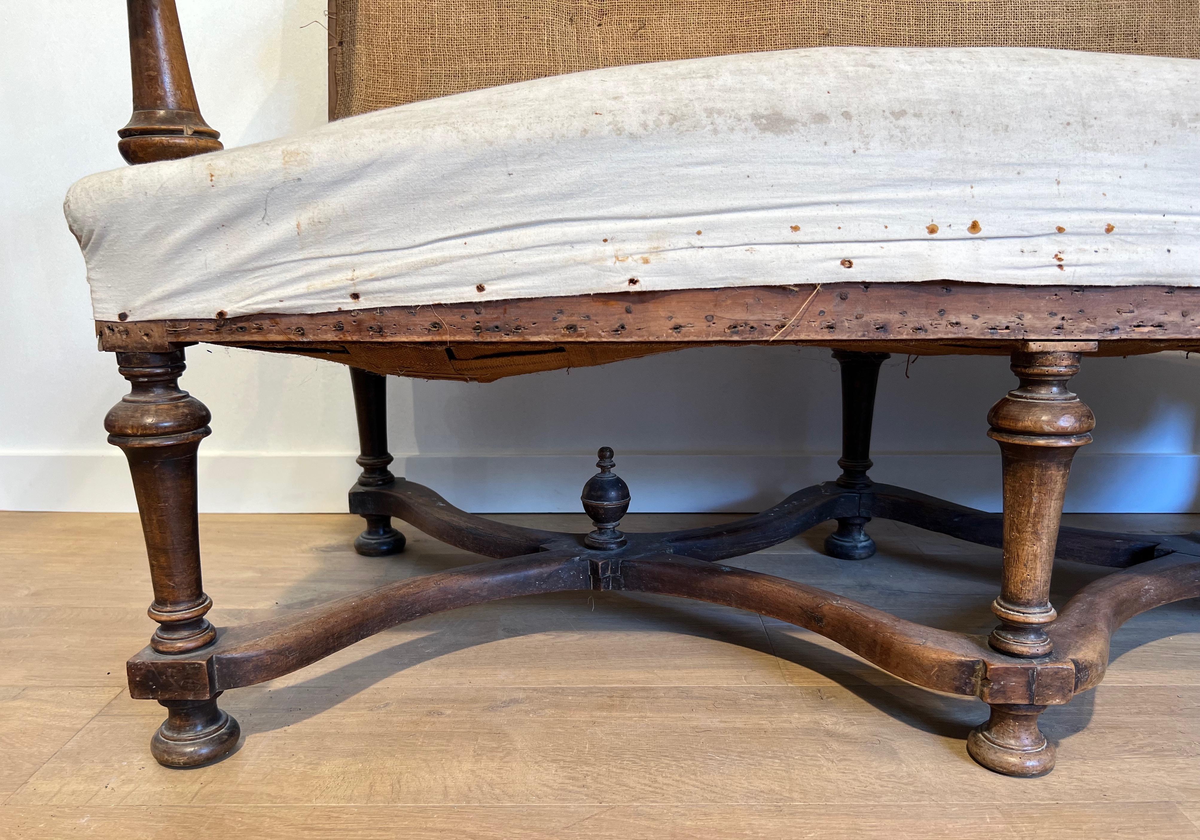 Sofá de nogal con respaldo alto. Obra francesa de estilo Luis XIII. Circa  1880 en venta 2