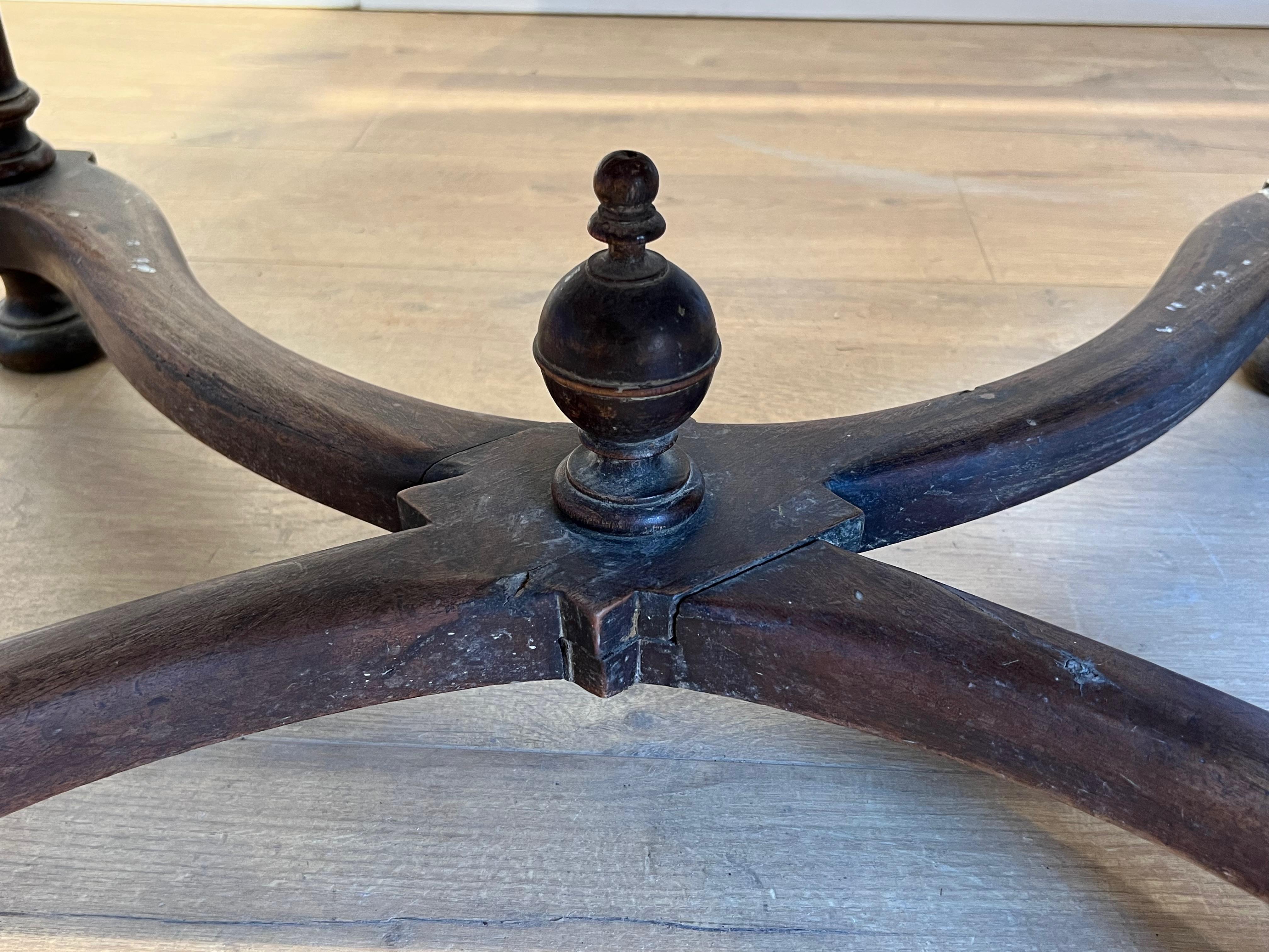 Sofá de nogal con respaldo alto. Obra francesa de estilo Luis XIII. Circa  1880 en venta 3