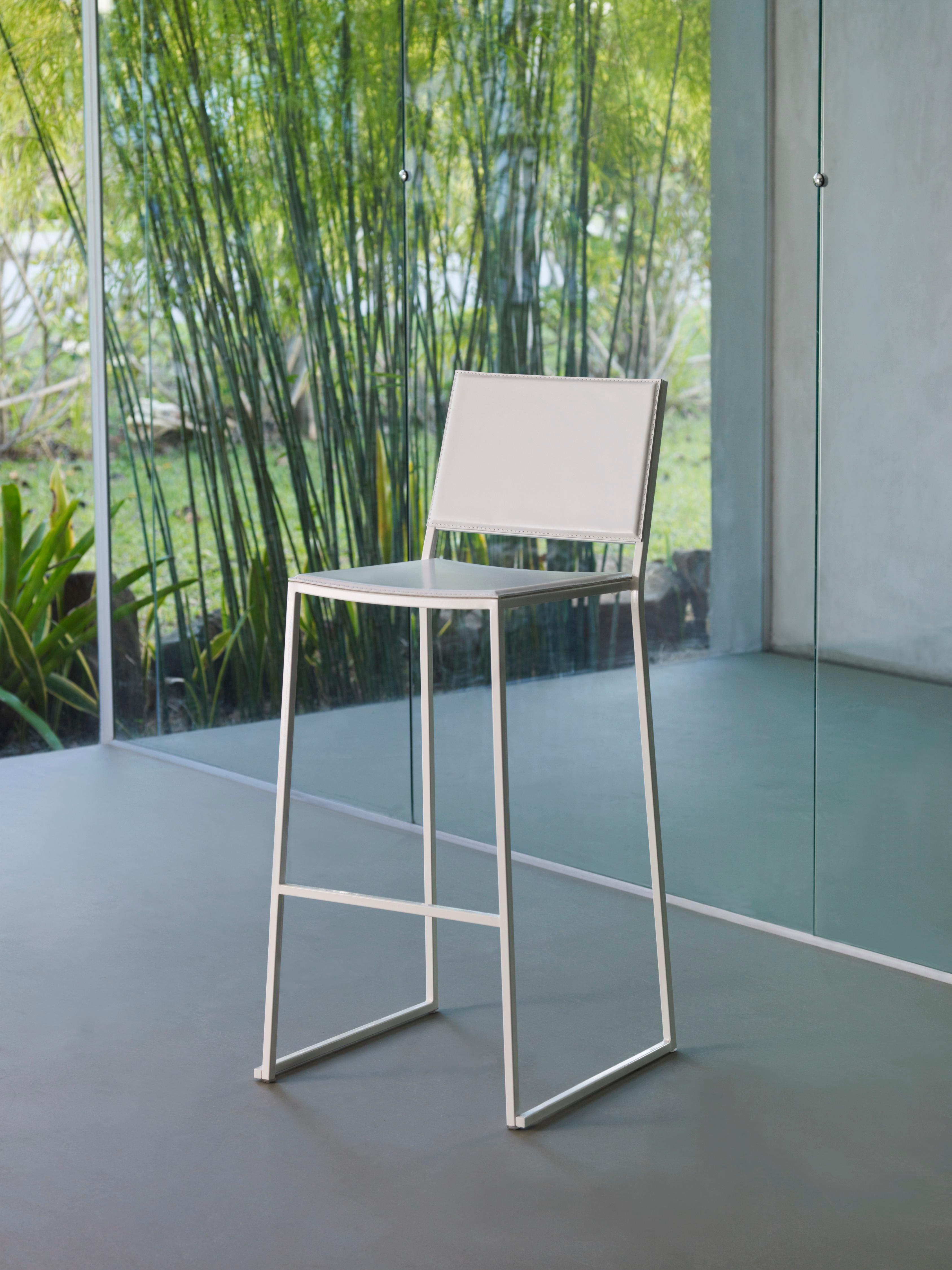 High Básica Bar Stool by Doimo Brasil
Dimensions: W 46 x D 50 x H 104 cm 
Materials: Satinado, Lacquer.


With the intention of providing good taste and personality, Doimo deciphers trends and follows the evolution of man and his space. To this end,