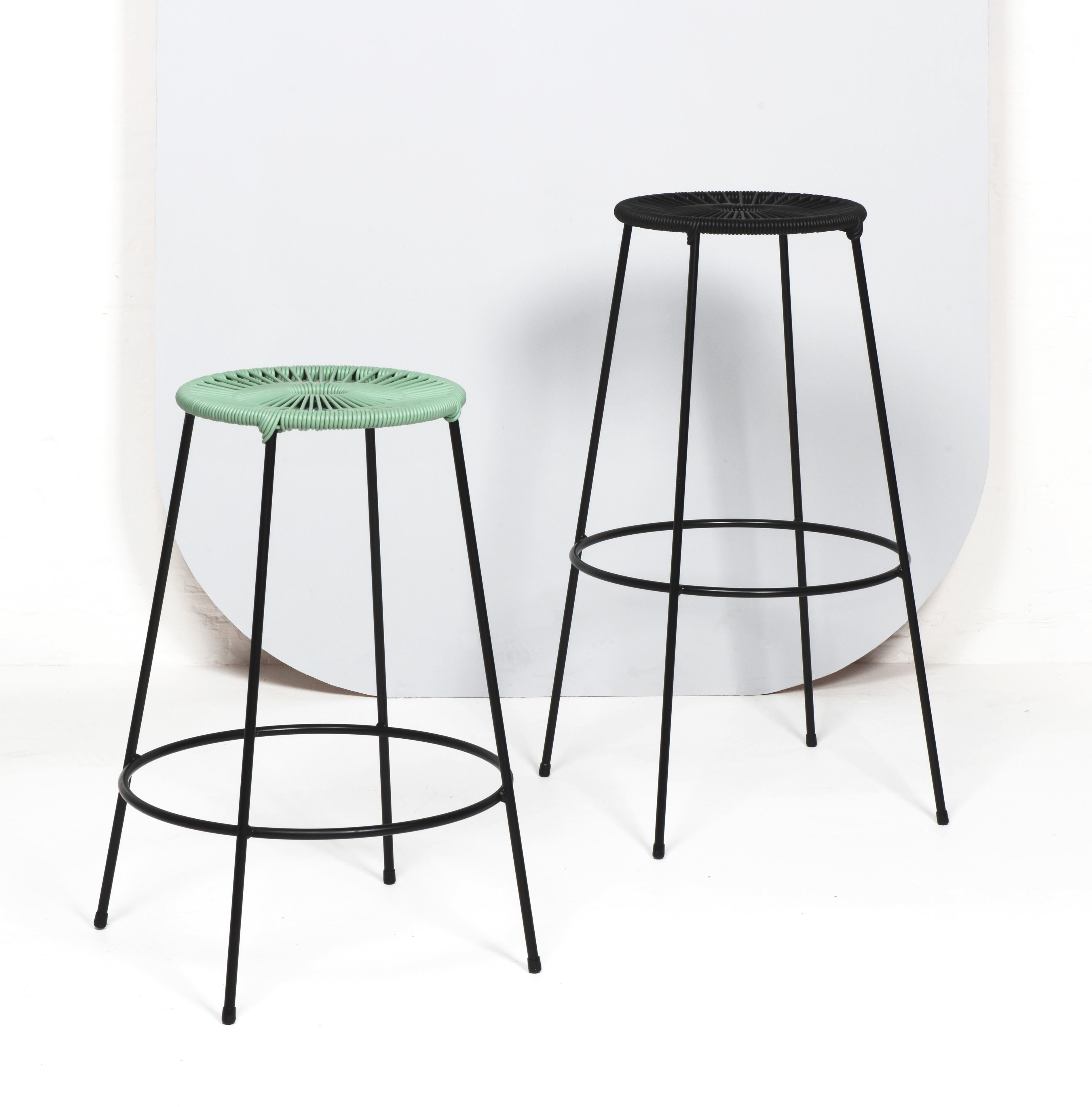 Tabouret de bar Acapulco noir haut par OK Design/One
Dimensions : D 58 x L 58 x H 76 cm.
Matériaux : Métal peint par poudrage, cordon en PVC.

Disponible en version haute et moyenne.
Disponible dans d'autres couleurs. Veuillez nous contacter.

Le