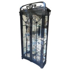 Hochschwarze Jugendstil-Glasvitrine