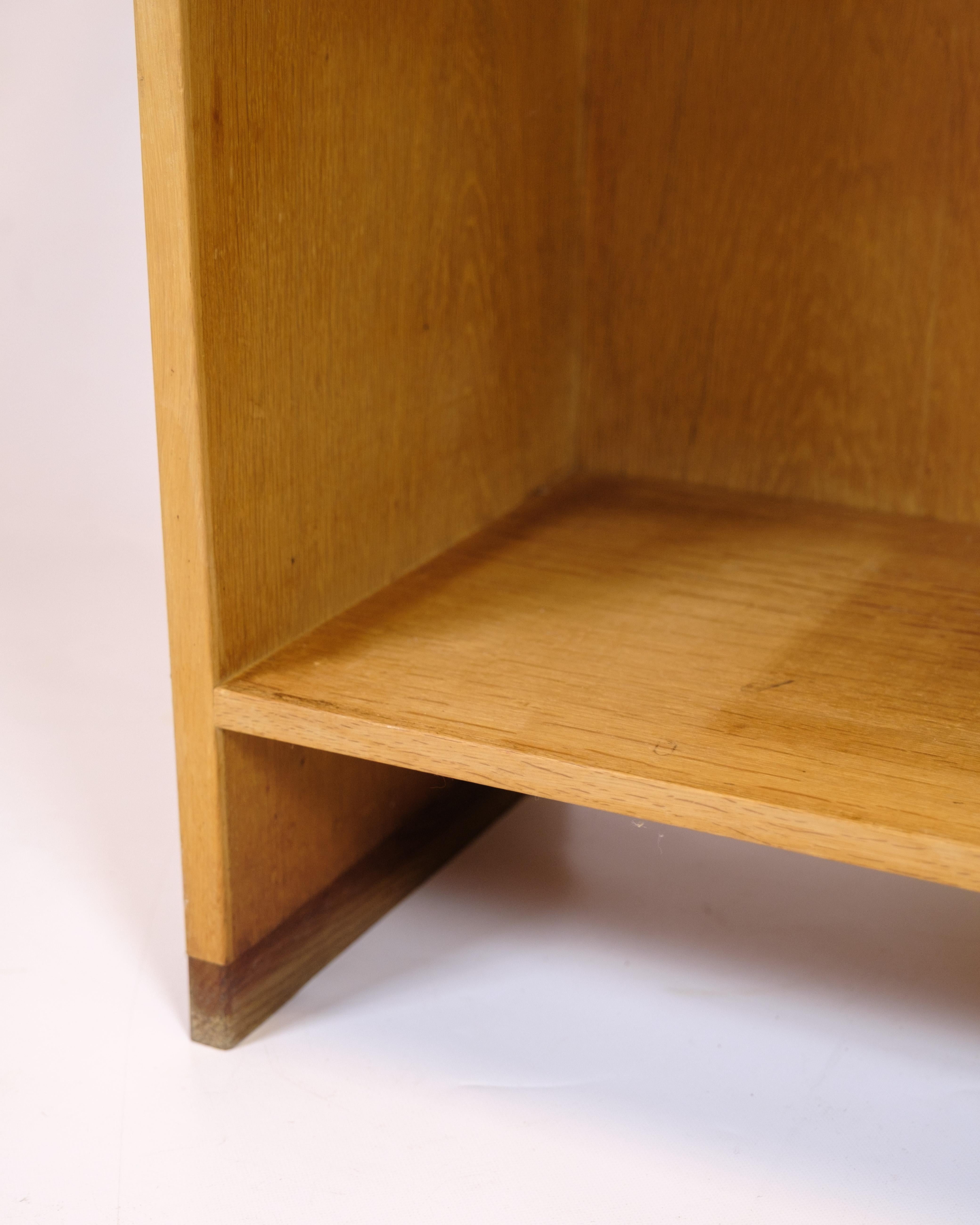 Tall oak bookcase designed by Hans J. Wegner for Ry Møbelfabrik in the 1960s. Classic Danish design with 4 shelves.

— Designer: Hans J. Wegner
— Manufacturer: Ry Møbelfabrik
— Material: Oak
— Number of shelves: 4
— Period: 1960s
— Dimensions: H: