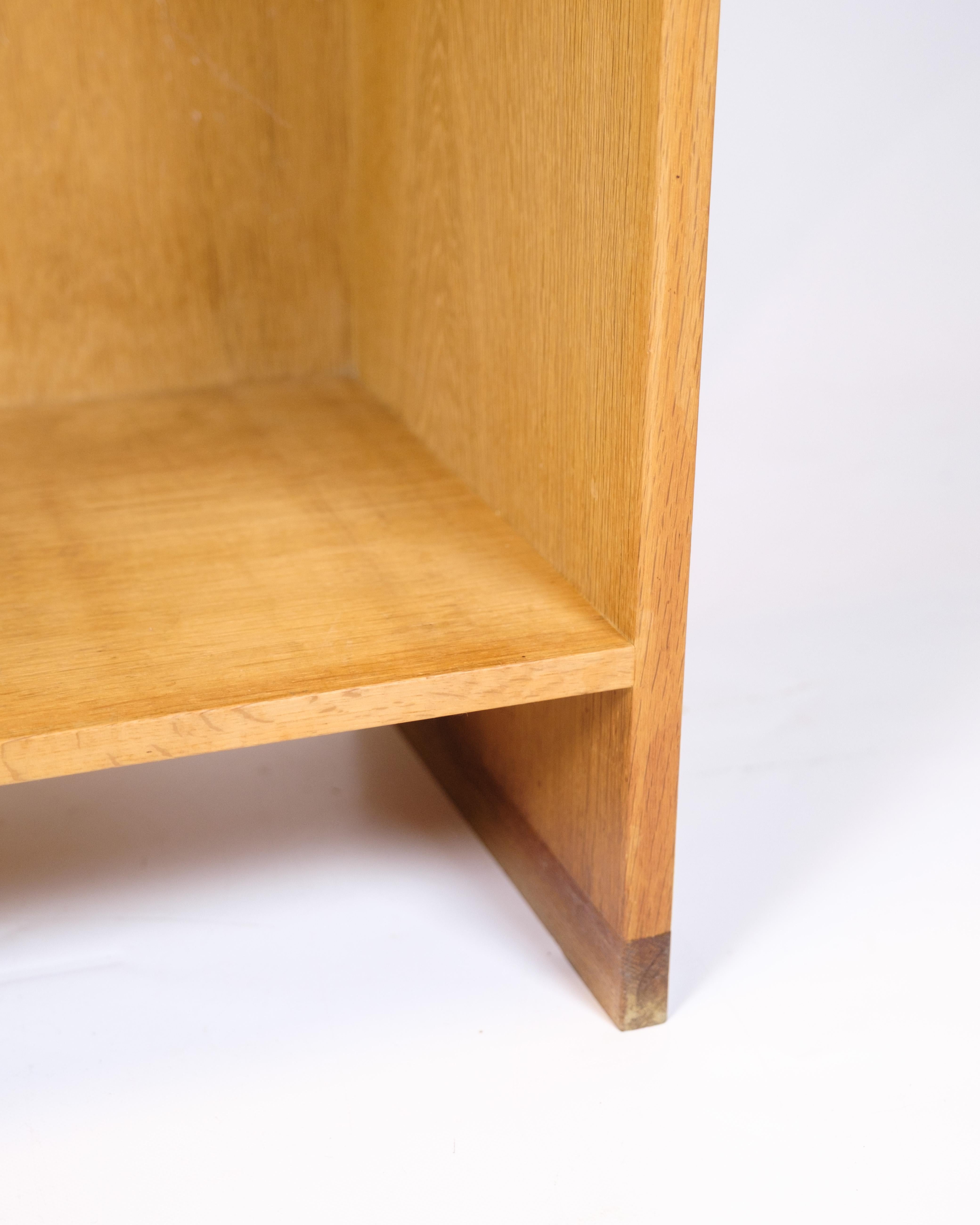 Mid-20th Century High Bookcase In Oak With 4 Shevels By Hans J. Wegner For Ry Furniture For Sale