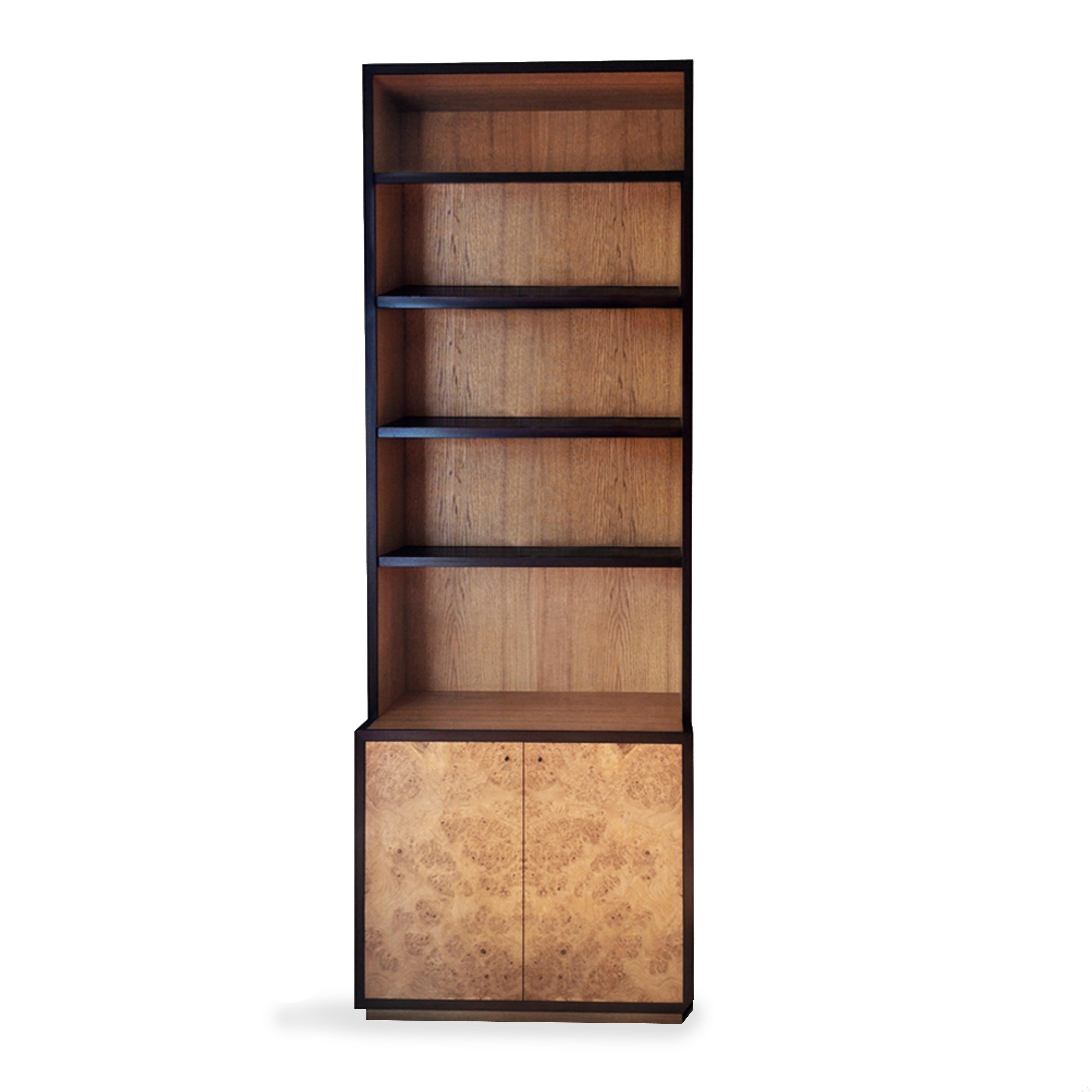 The astonishing combination of veneers gives a sophisticated touch to this elegant bookcase. The natural colour palette and the combination of veneers add a classic touch to a living room or a library, while its innovative thin proportions keep this
