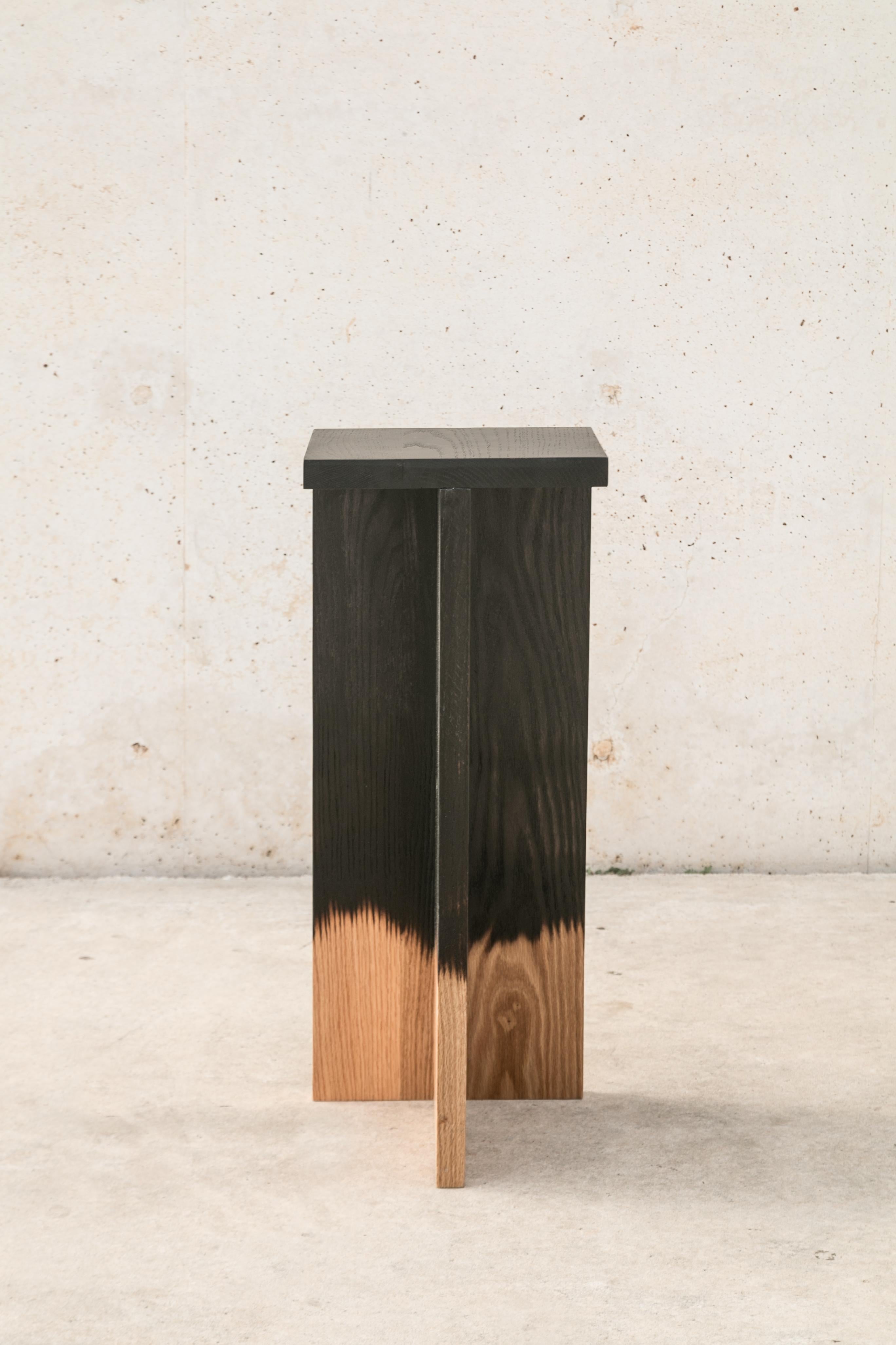 Postmoderne Tabouret en chêne brûlé haut de gamme de Daniel Elkayam en vente
