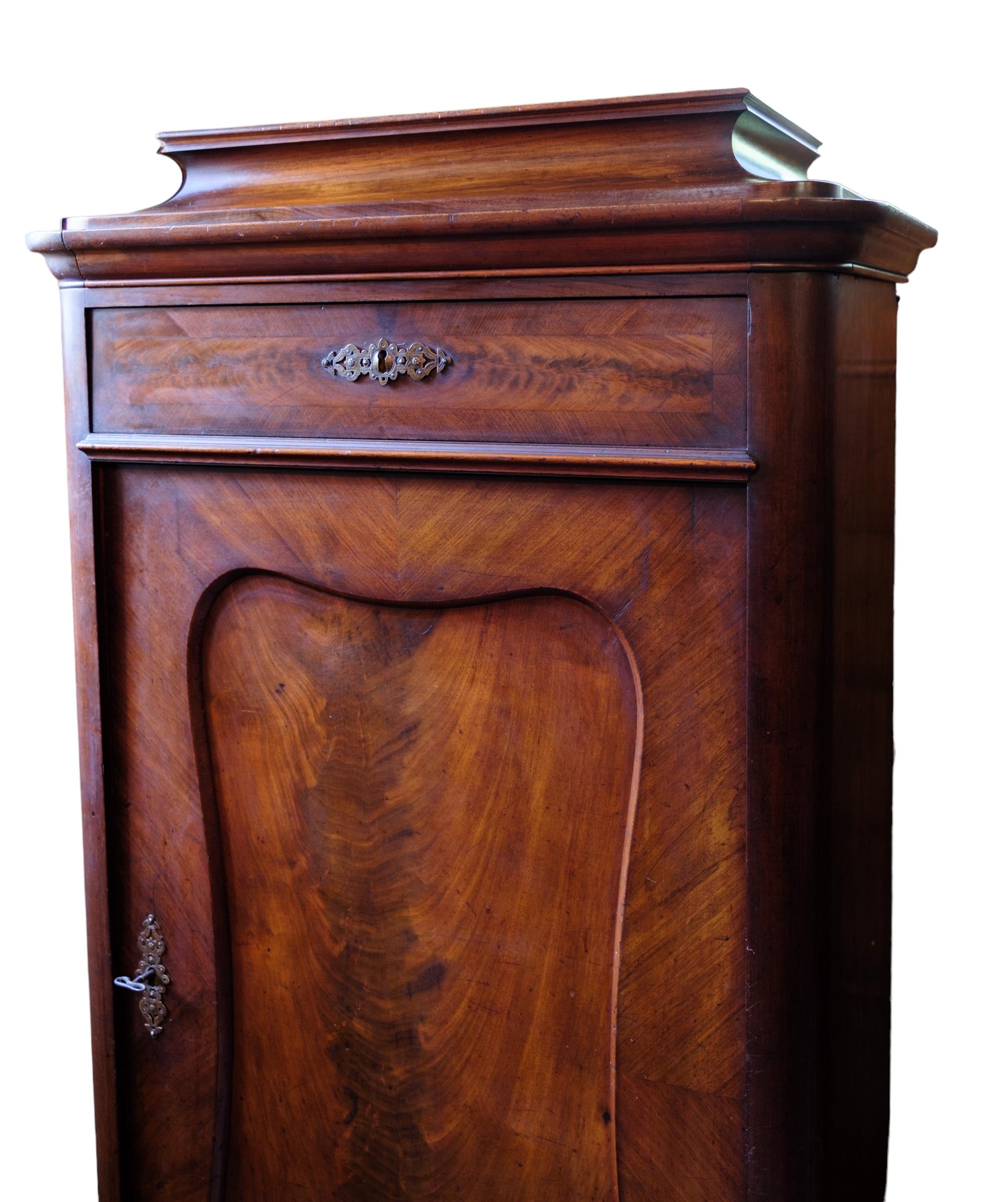 Hochschrank aus poliertem Nussbaum, schöner antiker Zustand mit 2 Schubladen und einer Tür mit Einlegeböden aus den 1850er Jahren
Abmessungen in cm: H:150 B:71 T:40