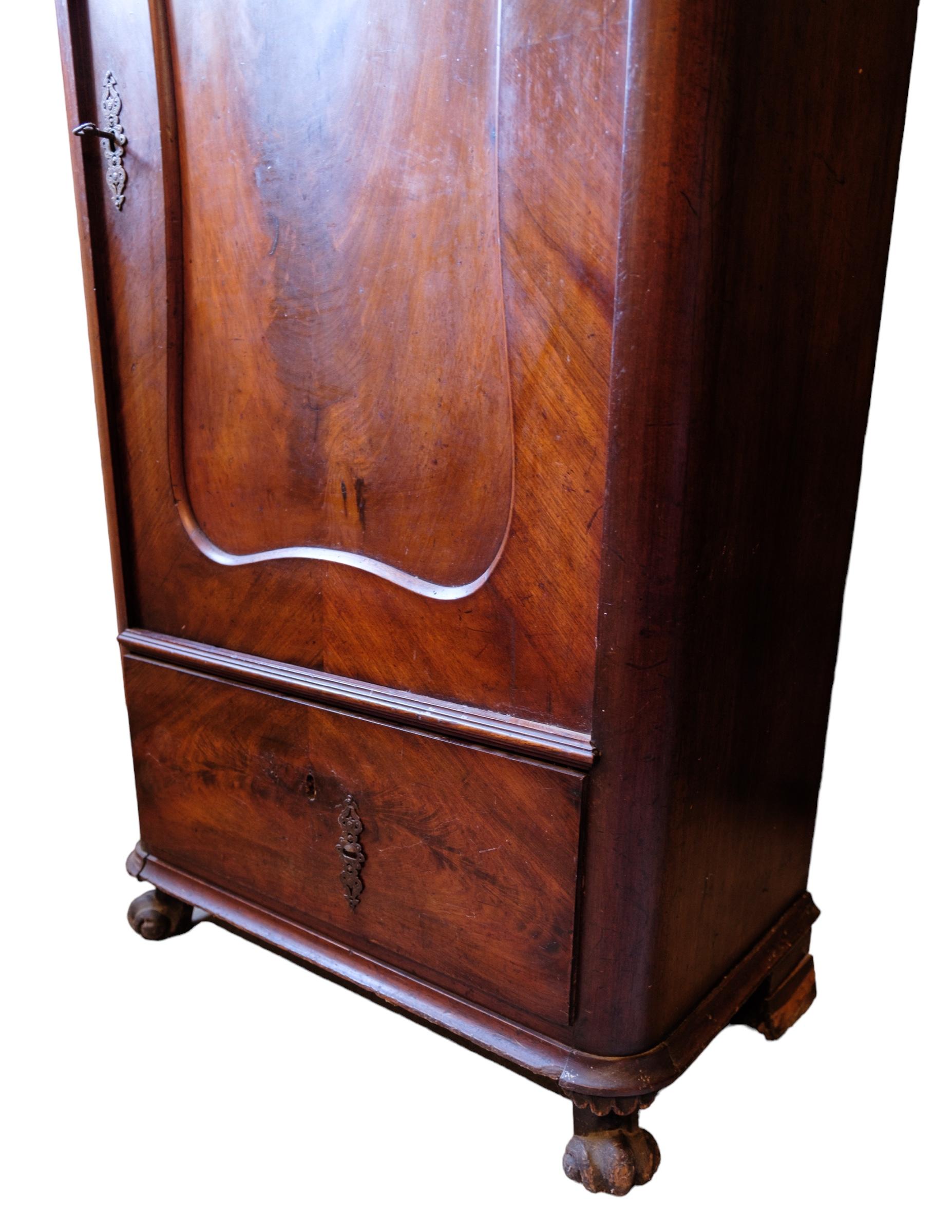 Polished High cabinet of polished walnut, nice antique condition from the 1850s For Sale