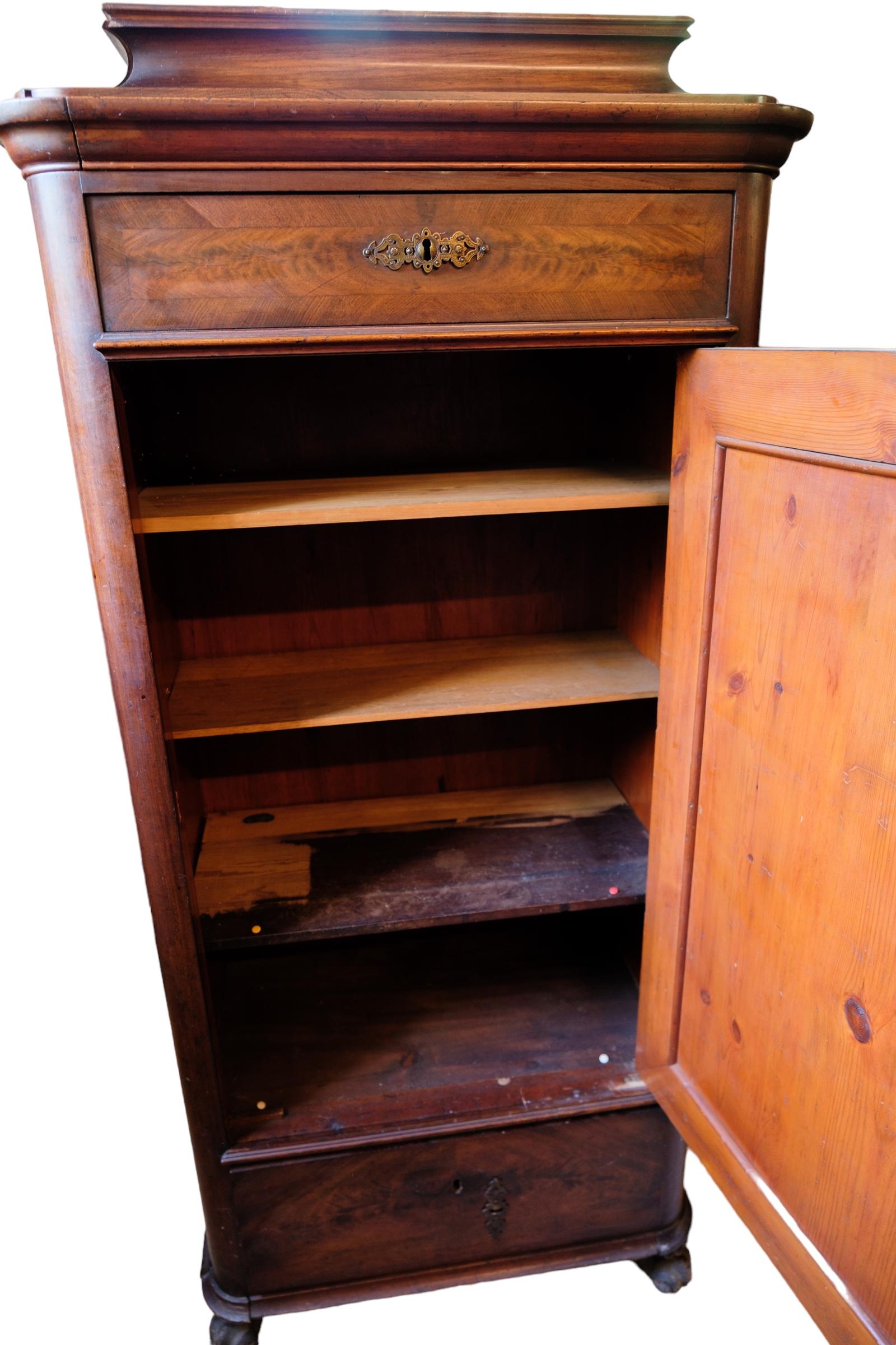 Mid-19th Century High cabinet of polished walnut, nice antique condition from the 1850s For Sale