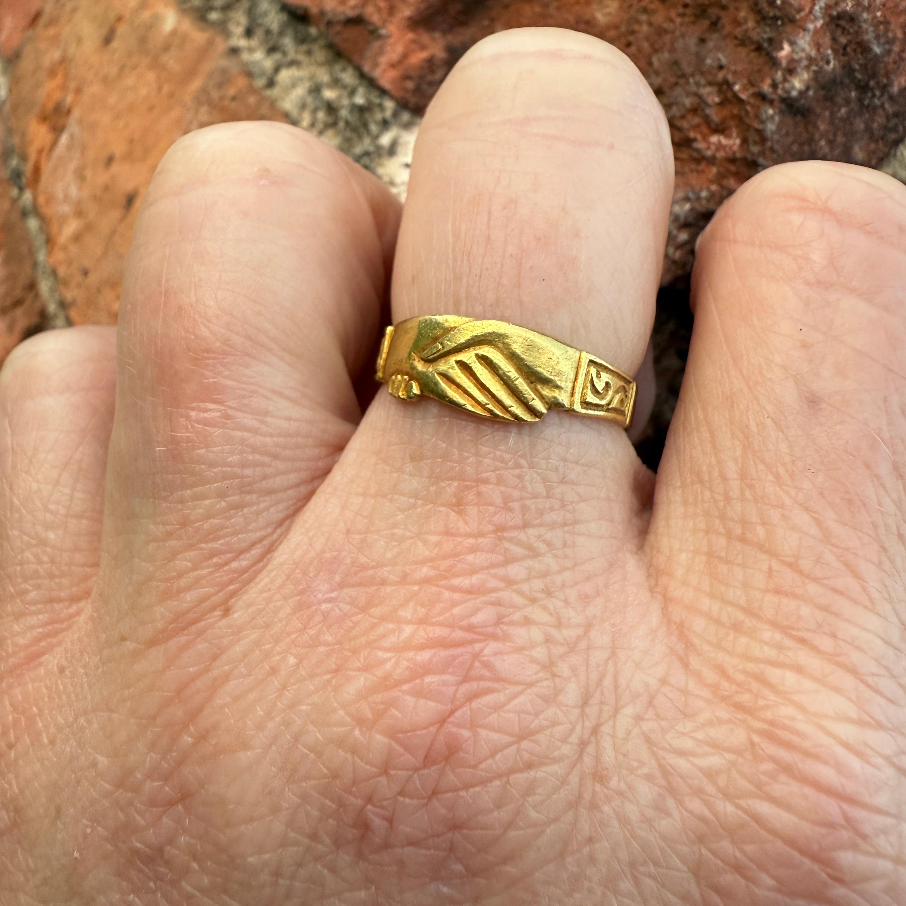 Anello Fede in oro ad alta caratura. Inghilterra o Europa occidentale, XVII-XVIII secolo. in vendita 11