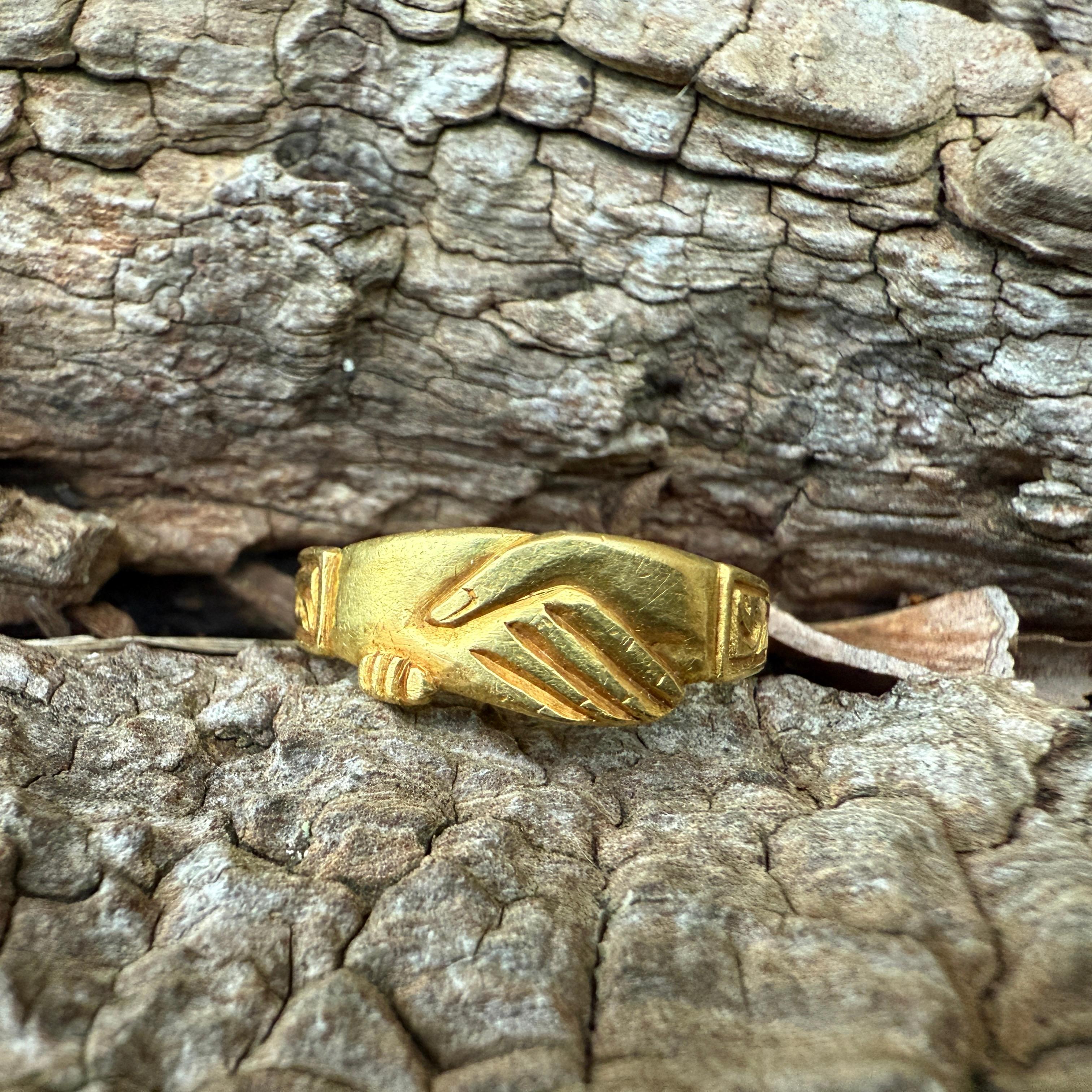 Anello Fede in oro ad alta caratura. Inghilterra o Europa occidentale, XVII-XVIII secolo. In condizioni buone in vendita a London, GB