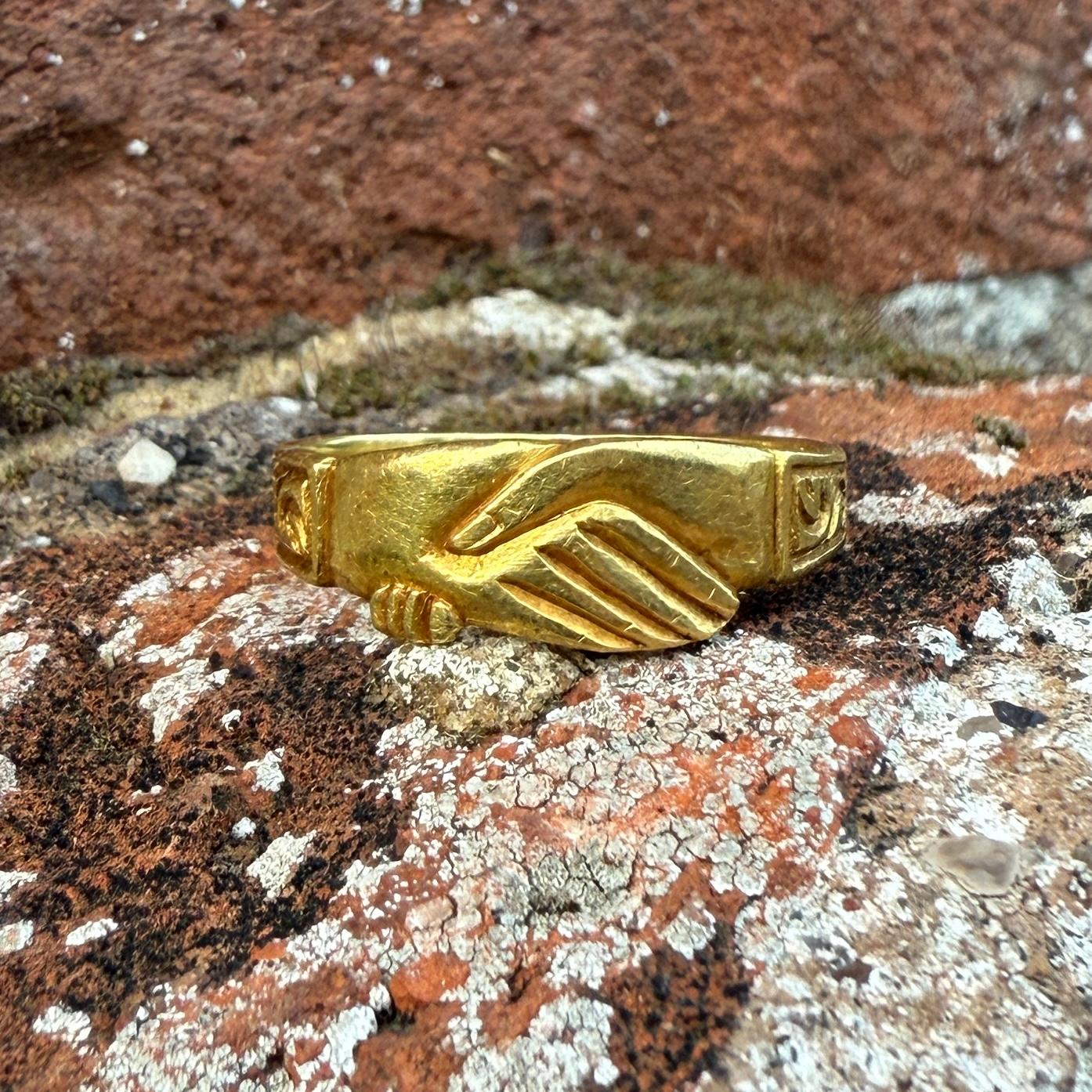 Anello Fede in oro ad alta caratura. Inghilterra o Europa occidentale, XVII-XVIII secolo. in vendita 1