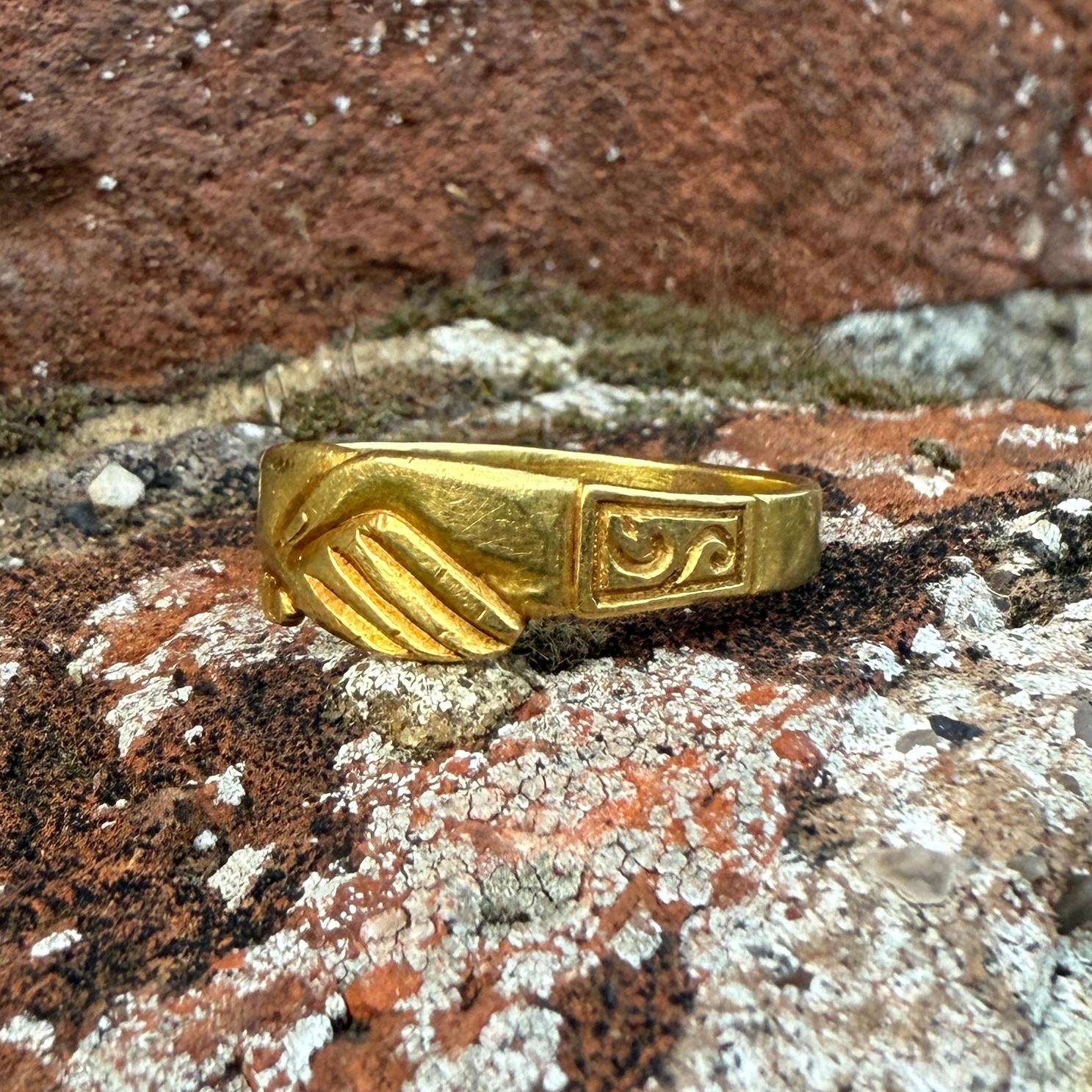 Anello Fede in oro ad alta caratura. Inghilterra o Europa occidentale, XVII-XVIII secolo. in vendita 2