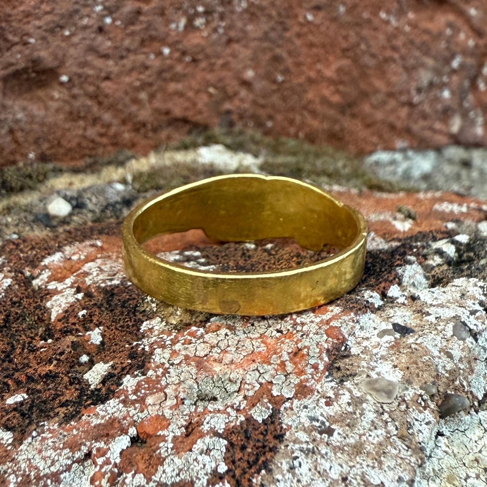 Anello Fede in oro ad alta caratura. Inghilterra o Europa occidentale, XVII-XVIII secolo. in vendita 4