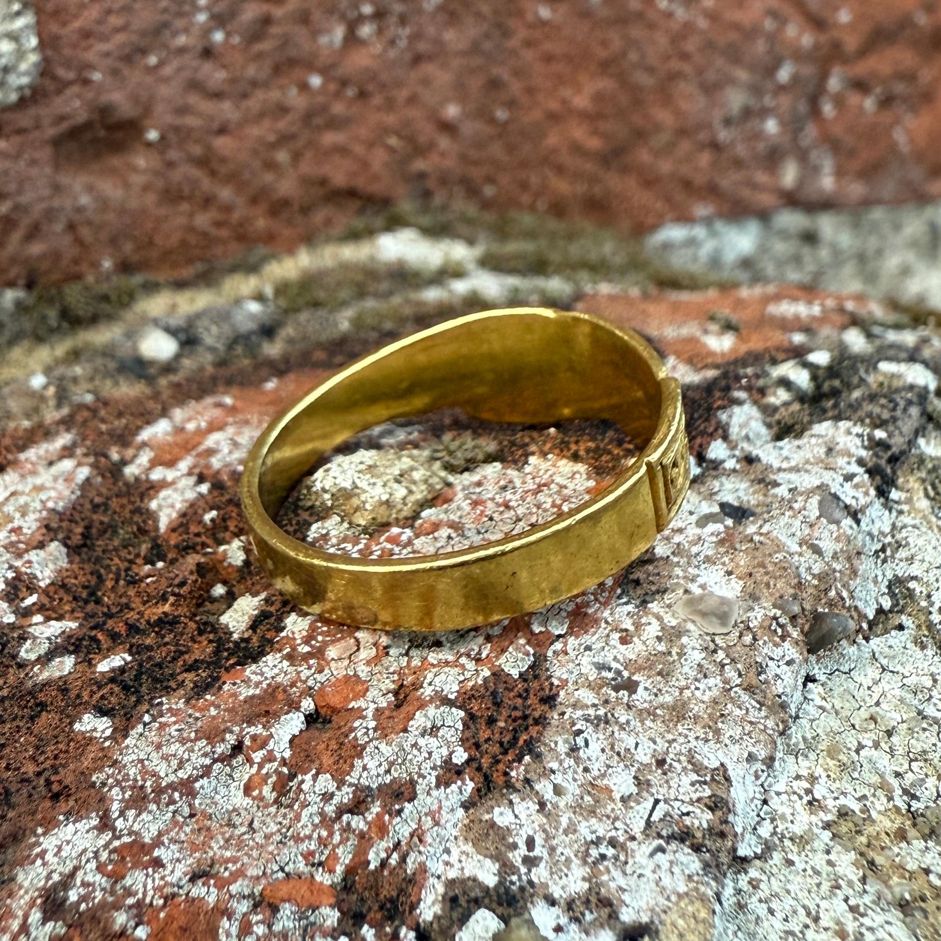 Anello Fede in oro ad alta caratura. Inghilterra o Europa occidentale, XVII-XVIII secolo. in vendita 5