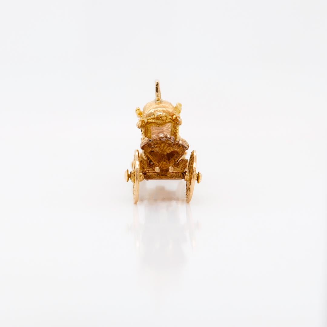 Hochkarätiger goldener Pferdewagen- oder Stagecoach-Charm für ein Armband aus Gold (Retro) im Angebot
