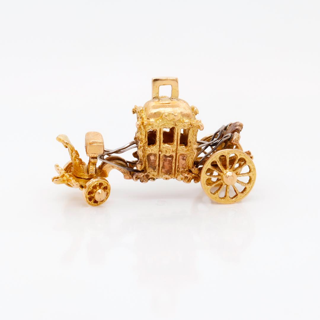 Hochkarätiger goldener Pferdewagen- oder Stagecoach-Charm für ein Armband aus Gold Damen im Angebot
