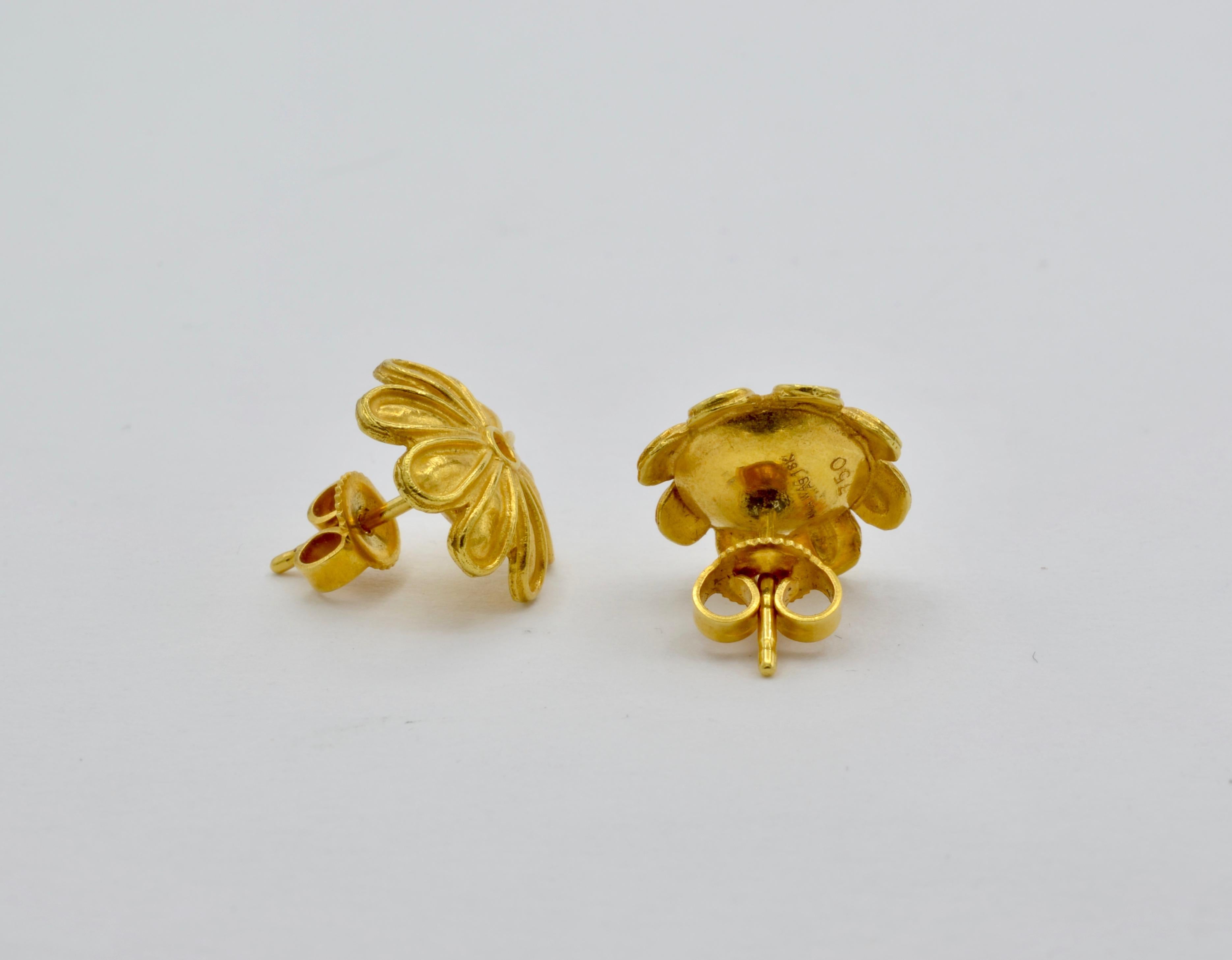 Gold Flower Post Earrings Museum Reproduction In Excellent Condition In Berkeley, CA