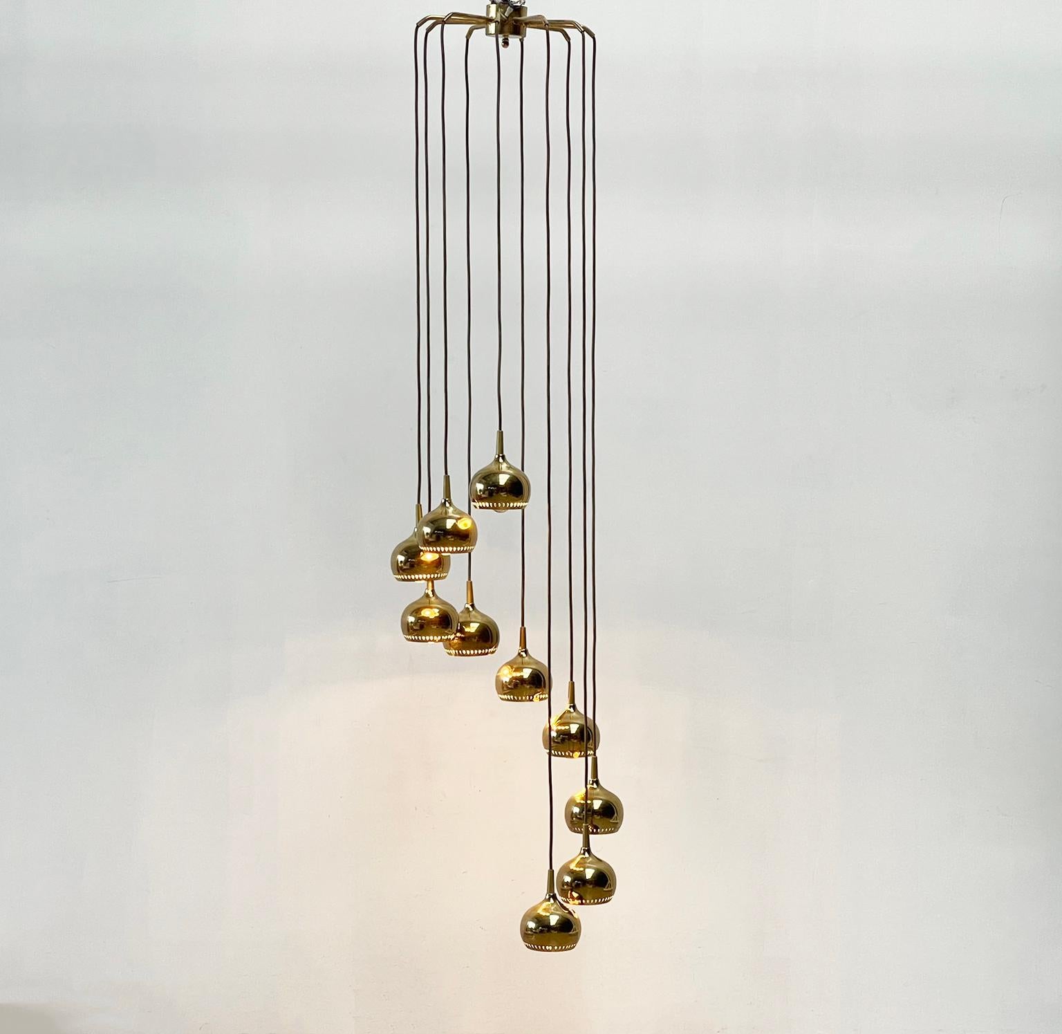 High ceiling brass chandelier In Good Condition For Sale In Nijlen, VAN