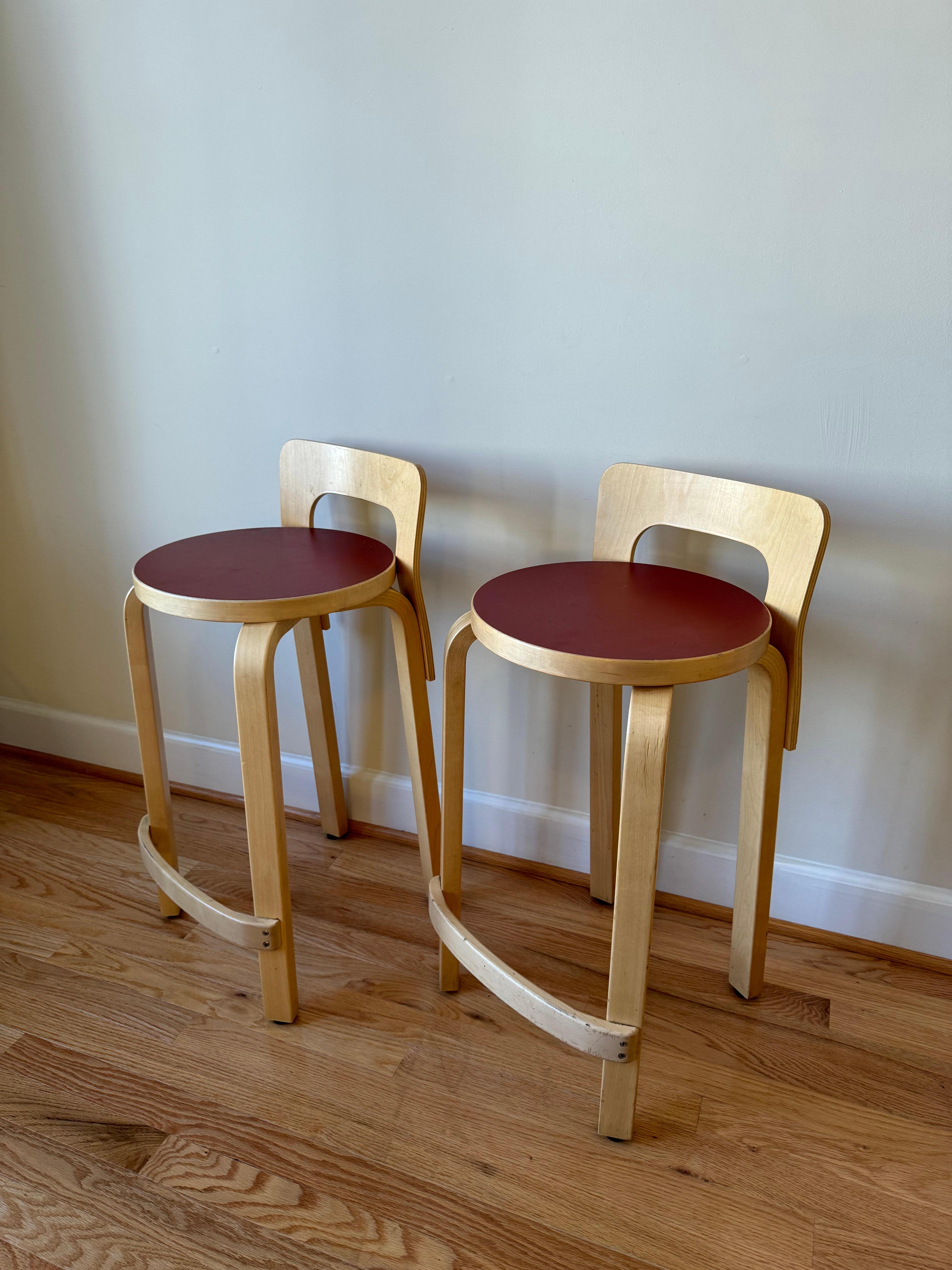 High Chair K65 von Alvar Aalto für Artek (Sitz aus rotem Linoleum) (Moderne der Mitte des Jahrhunderts)