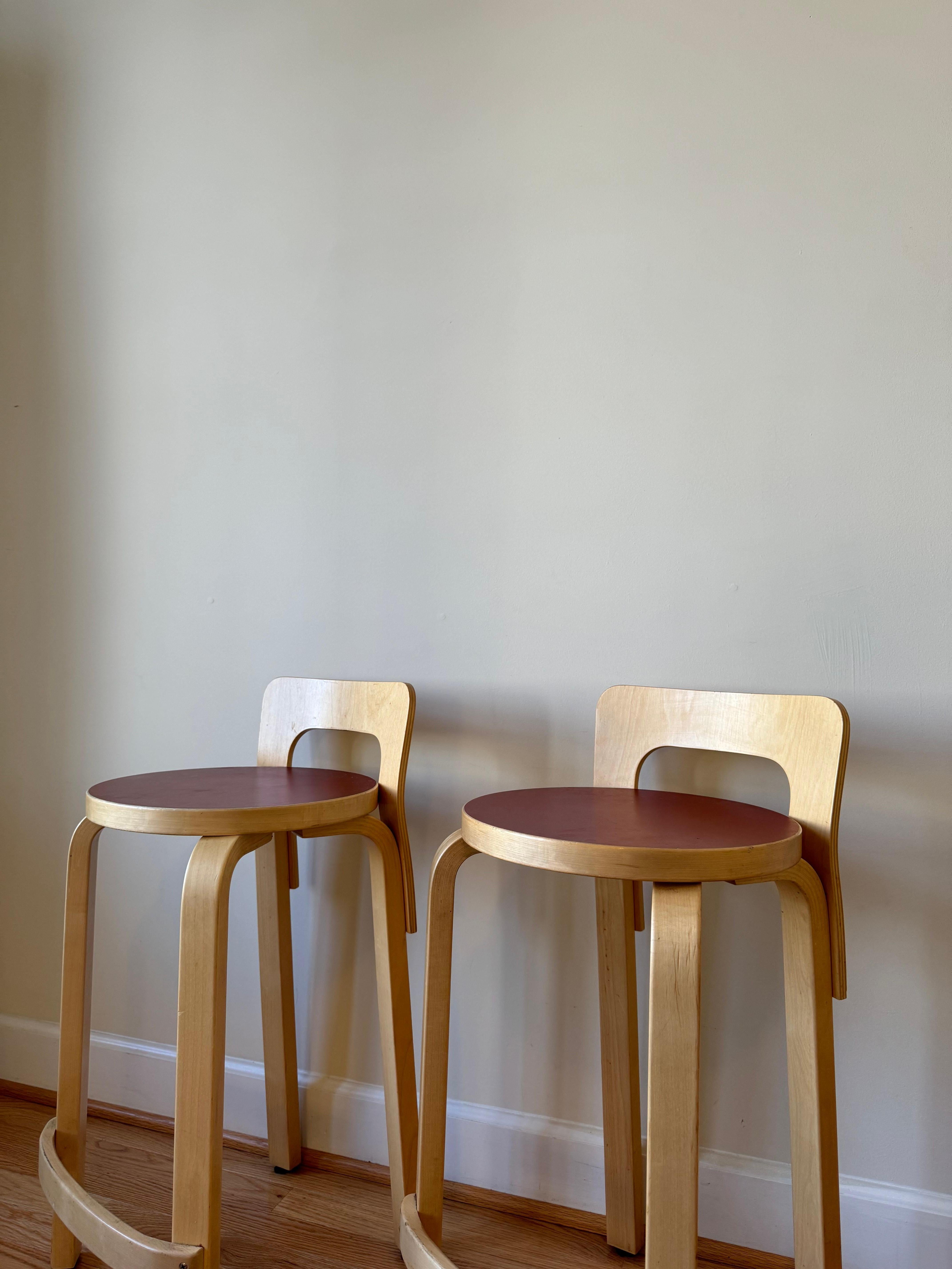 High Chair K65 von Alvar Aalto für Artek (Sitz aus rotem Linoleum) (Finnisch)
