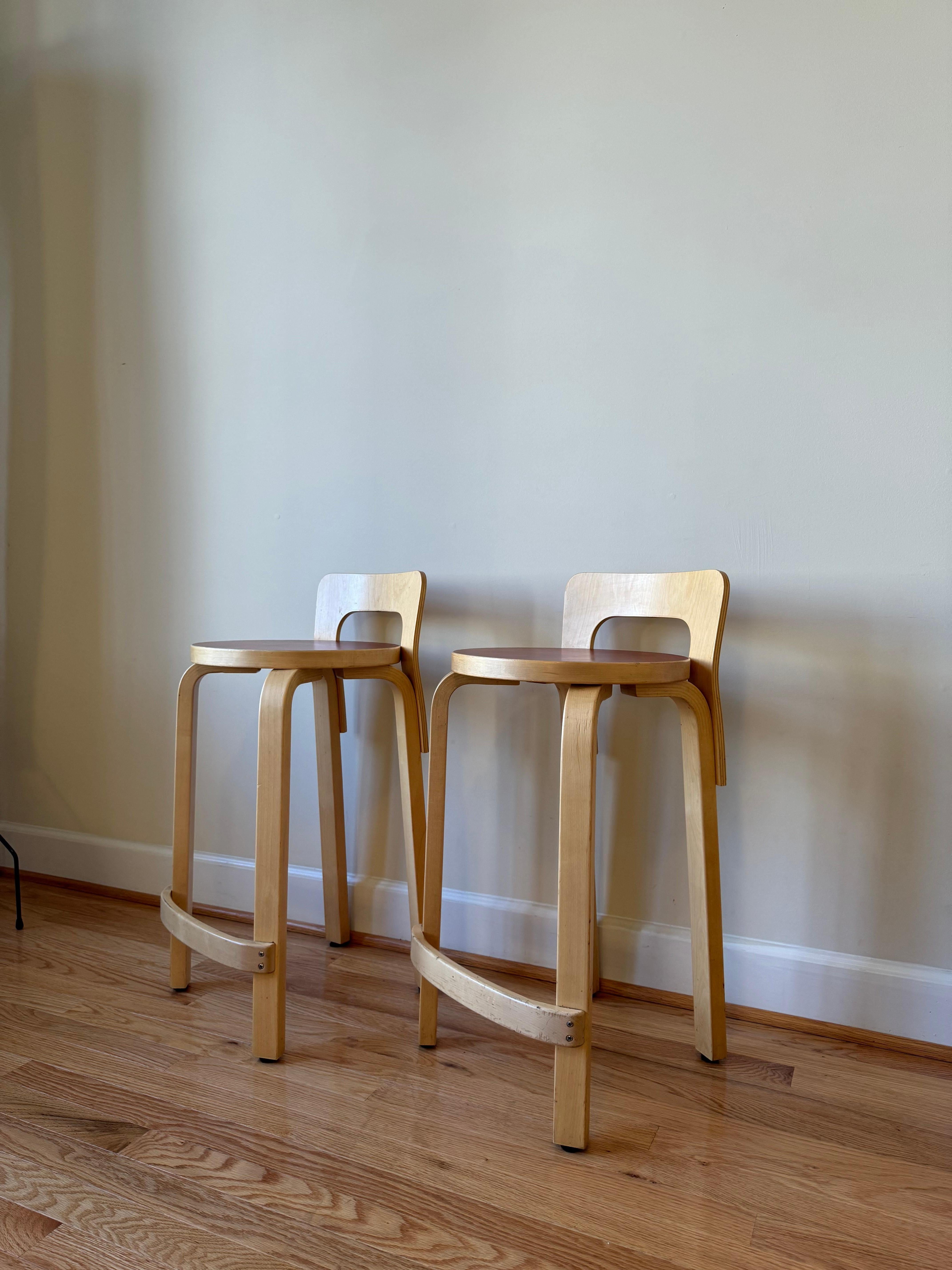High Chair K65 von Alvar Aalto für Artek (Sitz aus rotem Linoleum) im Zustand „Gut“ in Centreville, VA
