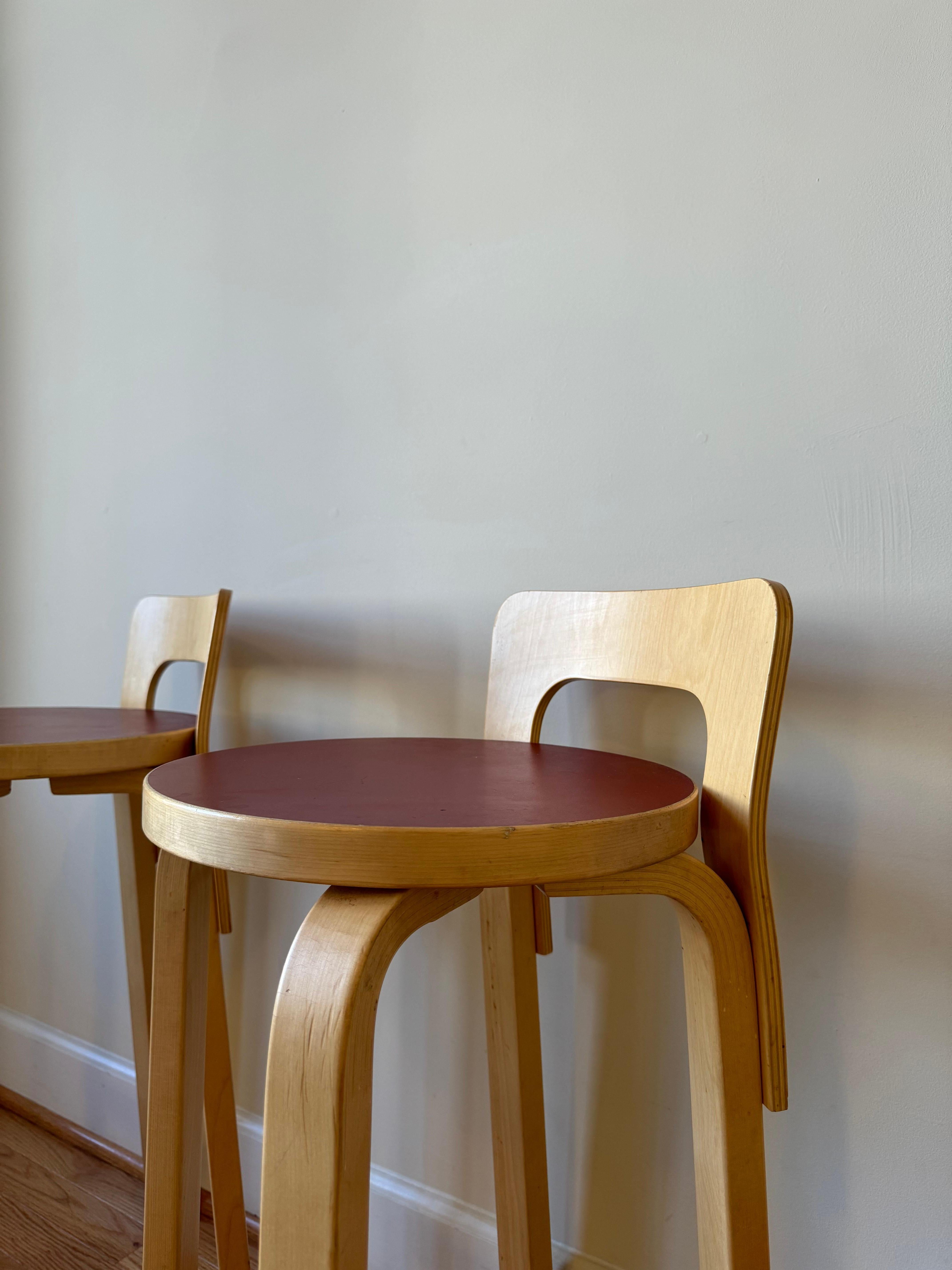 High Chair K65 von Alvar Aalto für Artek (Sitz aus rotem Linoleum) (Mitte des 20. Jahrhunderts)