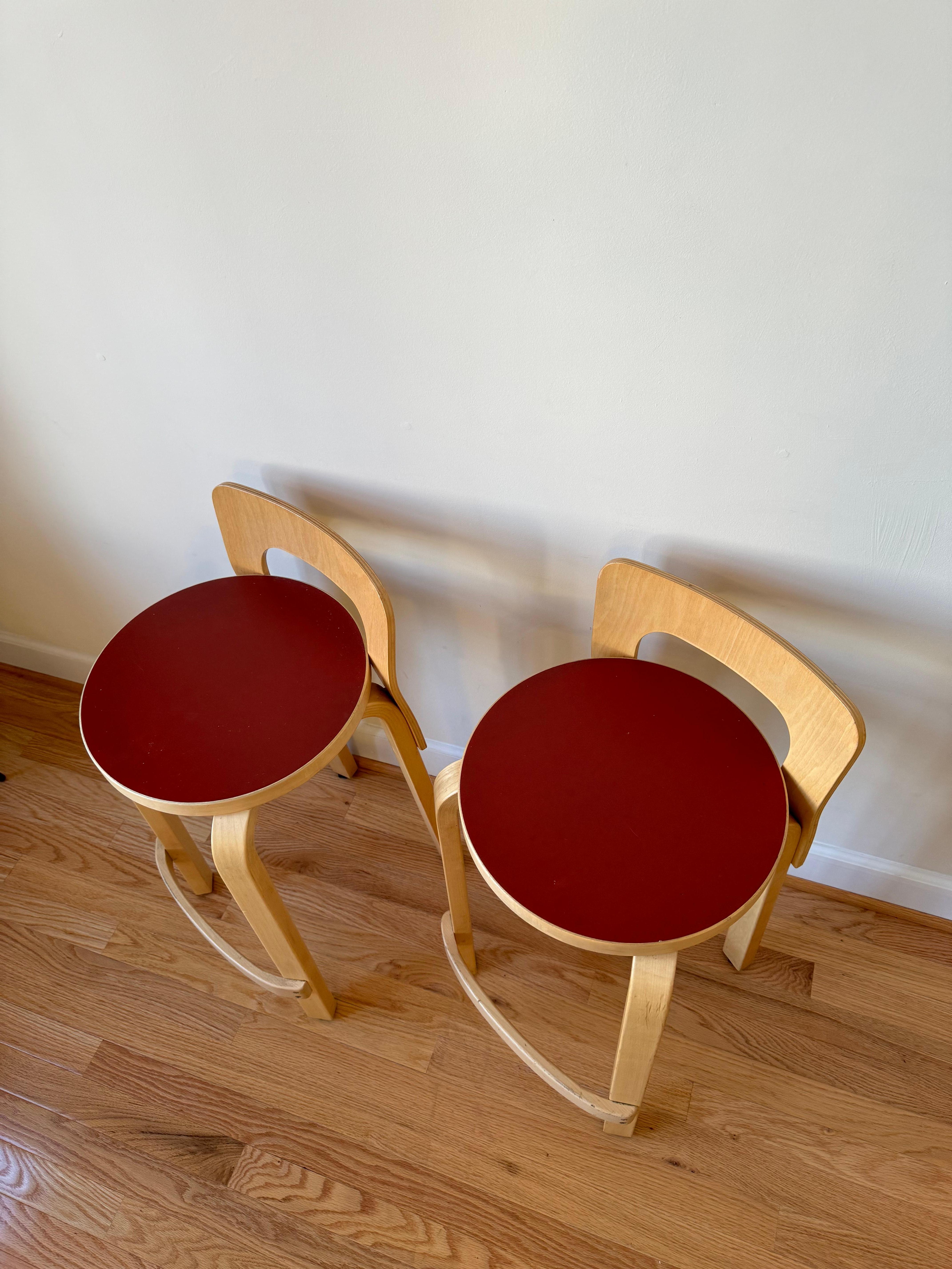 High Chair K65 von Alvar Aalto für Artek (Sitz aus rotem Linoleum) (Bugholz)
