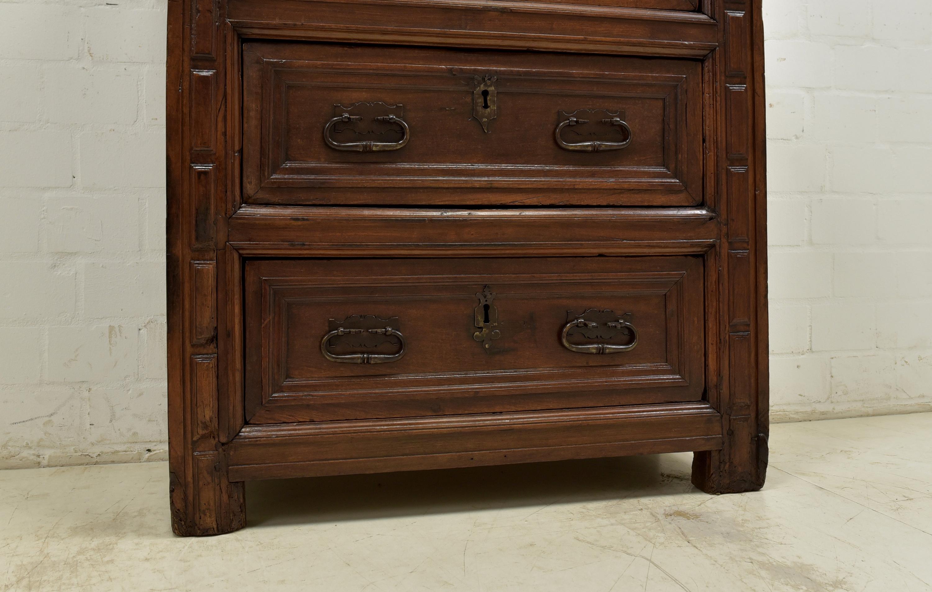 High Chest of Drawers Spain in Walnut, 1700 For Sale 5