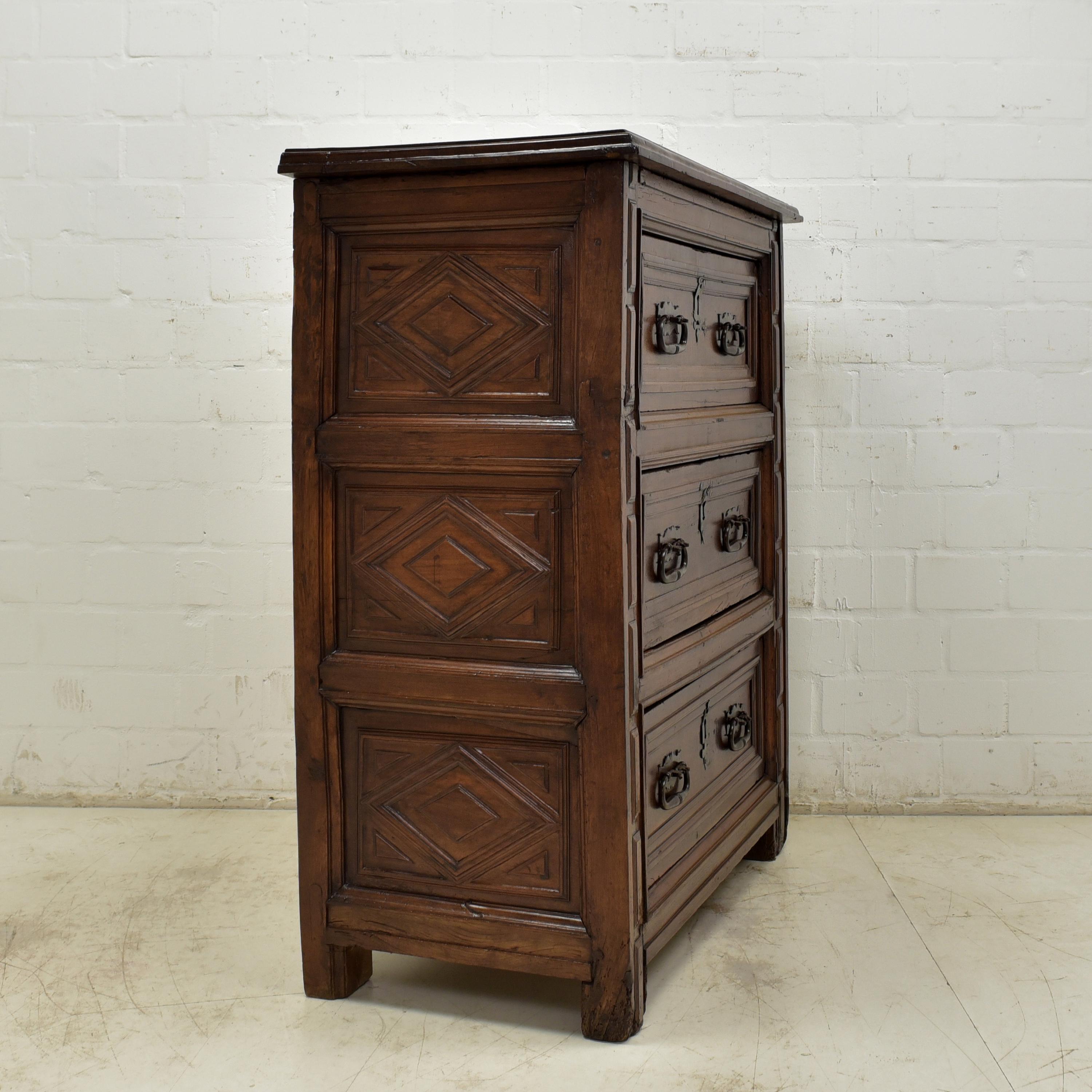 High Chest of Drawers Spain in Walnut, 1700 For Sale 6
