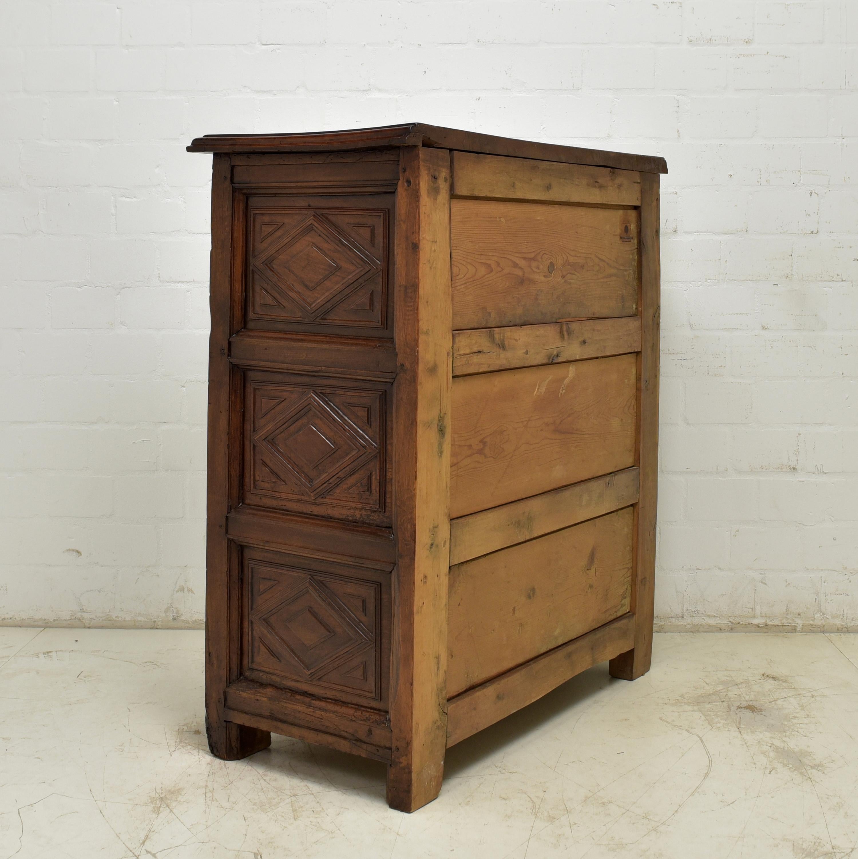 High Chest of Drawers Spain in Walnut, 1700 For Sale 7