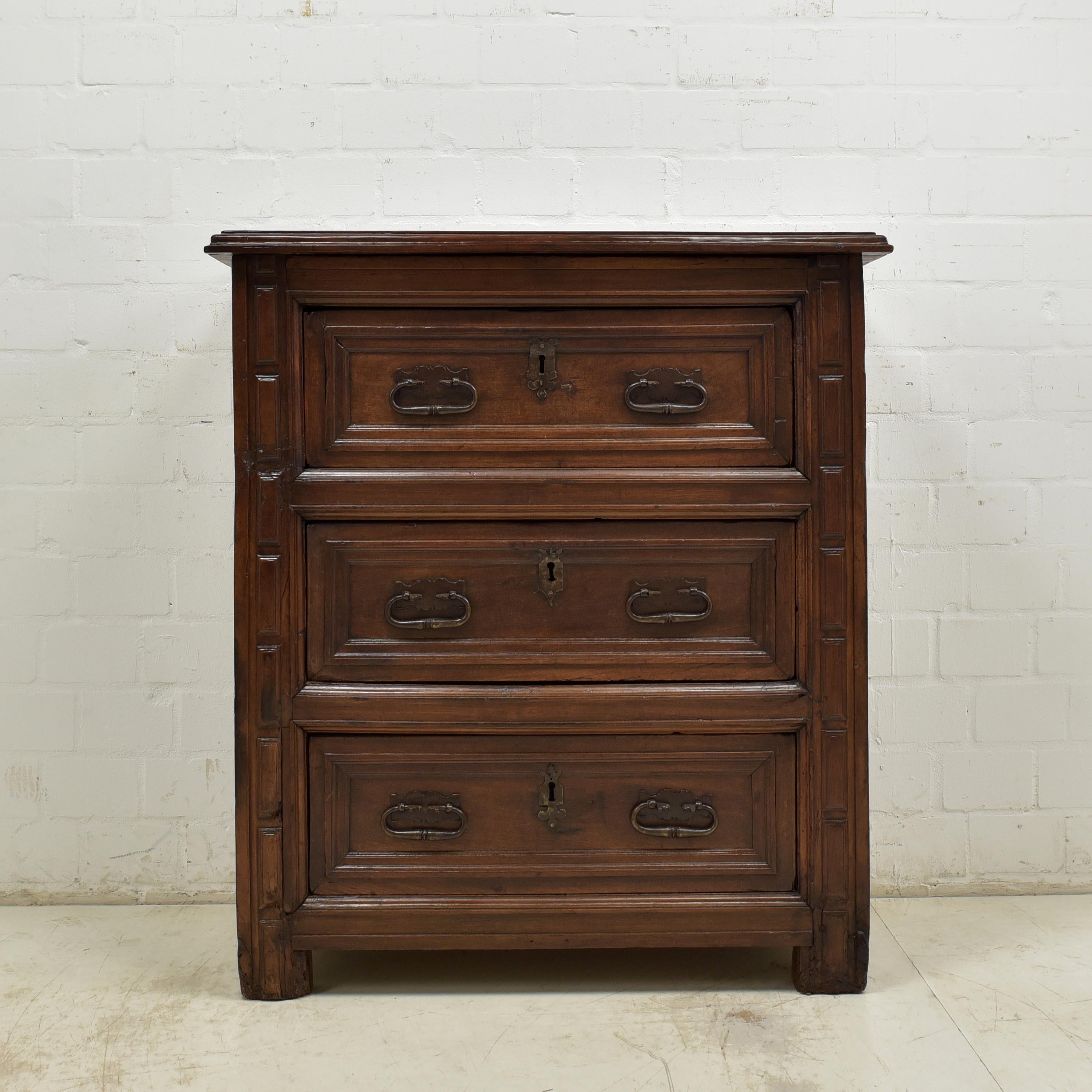 High chest of drawers restored Spain around 1700 walnut

Features:
Mid-height model with three drawers
Heavy quality
Cassette fillings
Drawers pronged
Original handles
Very nice patina
Very charming, ancient model

Additional