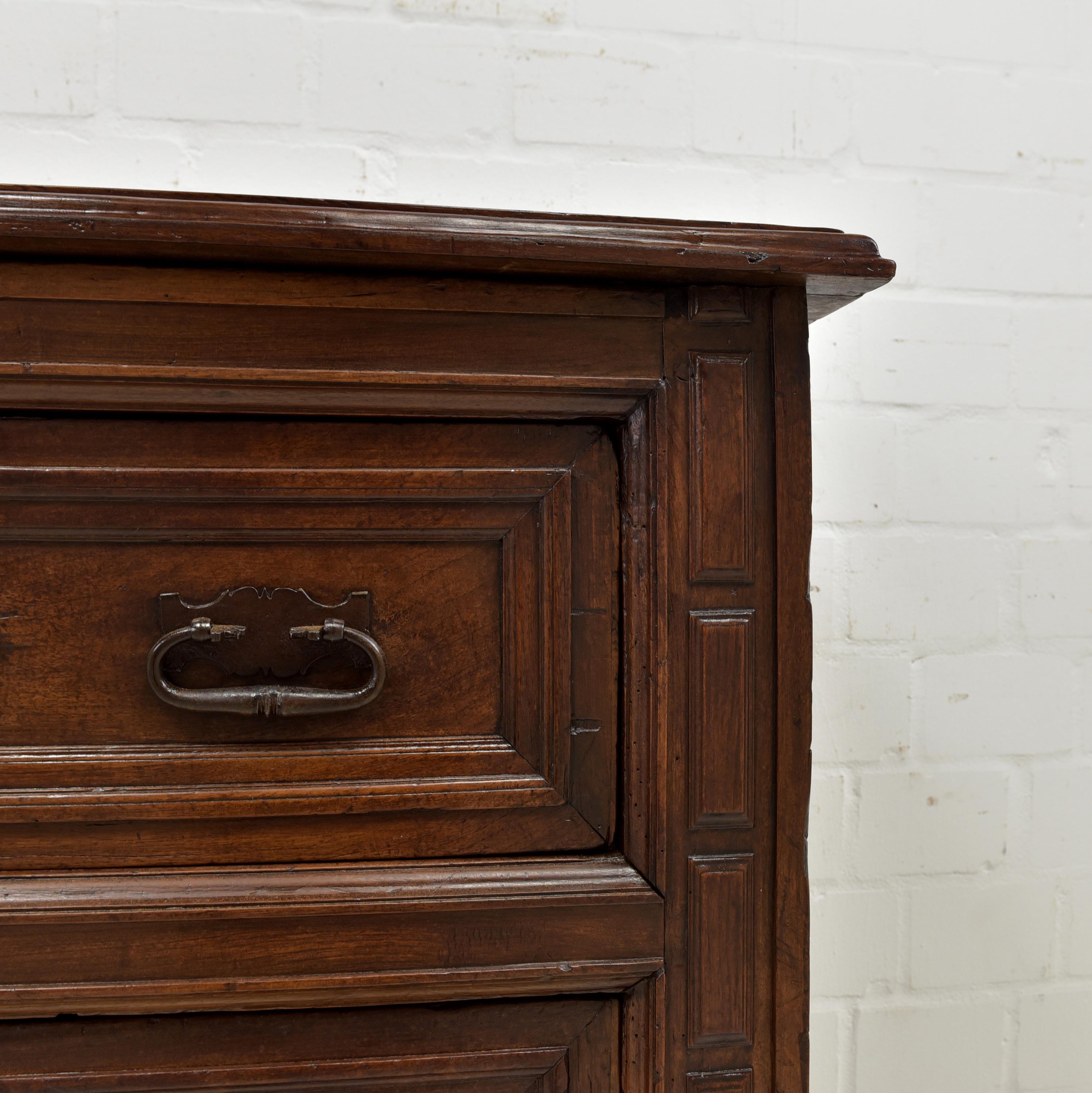 High Chest of Drawers Spain in Walnut, 1700 For Sale 2