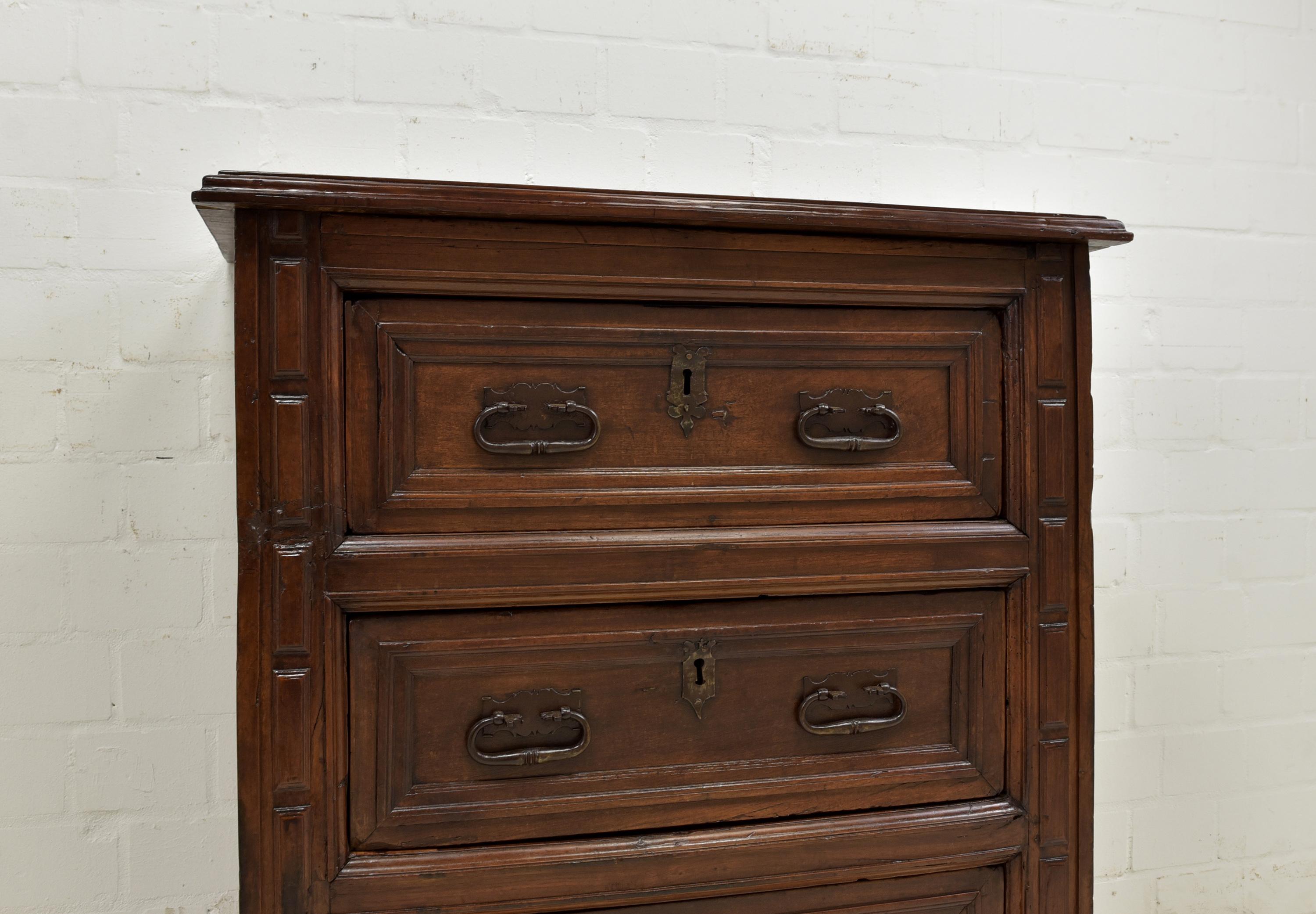 High Chest of Drawers Spain in Walnut, 1700 For Sale 4