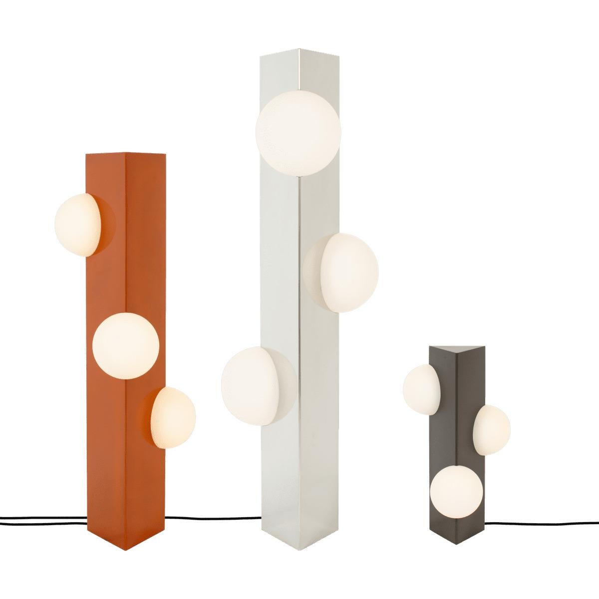 Lámpara de pie Sfera Cromo Alto by Pulpo
Diseño de Victoria Wilmotte
Dimensiones: An 46 x Pr 49 x Al 150 cm
Materiales: Vidrio, acero con recubrimiento de polvo.

También disponible en diferentes colores.

La lámpara Sfera destaca por su atrevido