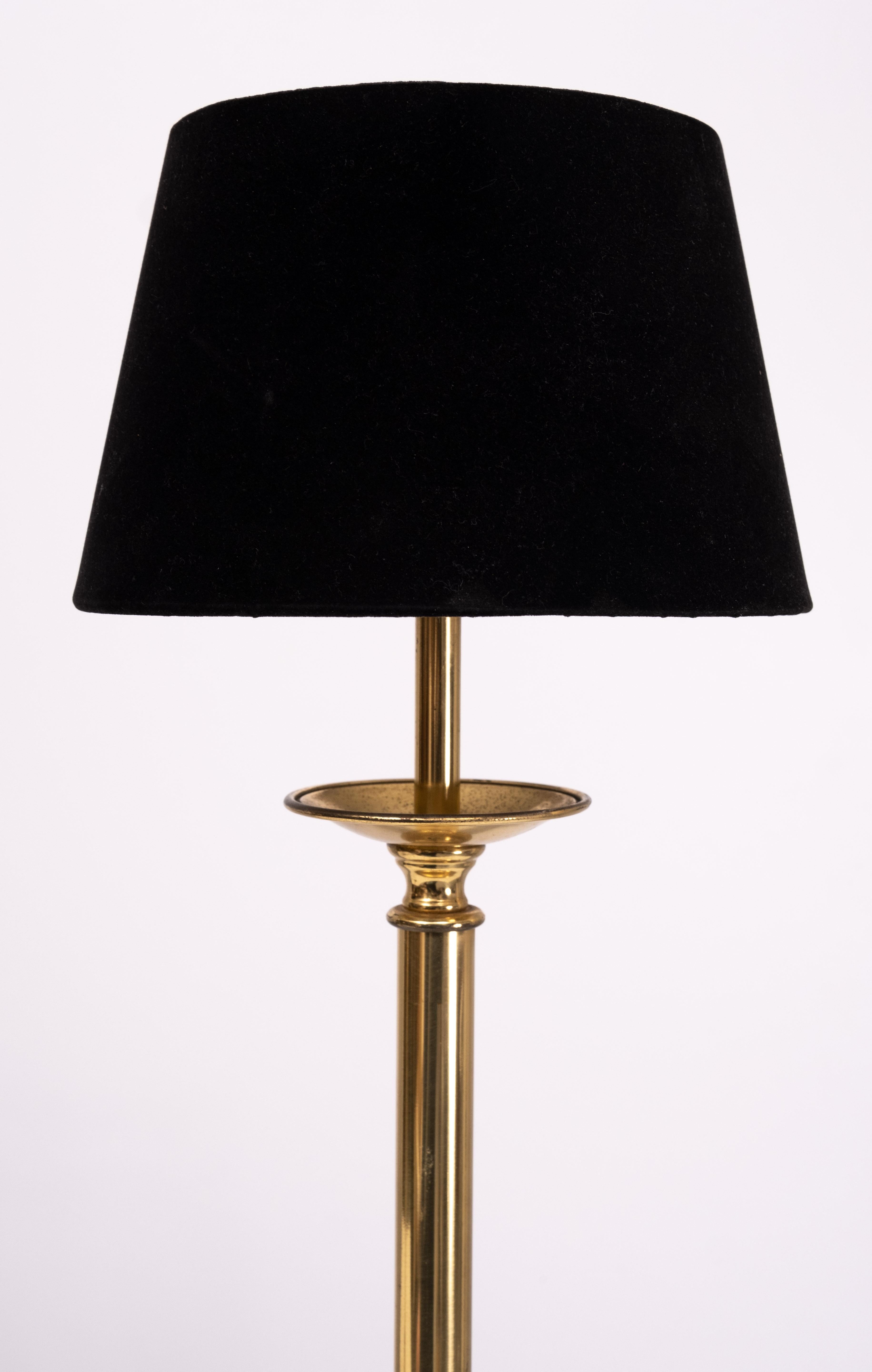 Love this pair of Brass table lamps .slender and slim design .
Nice elegant set. Very good quality . 1970s .One large E27 bulb 
needed .Comes complete with new Black Velvet shades .
Beautiful patine . 
