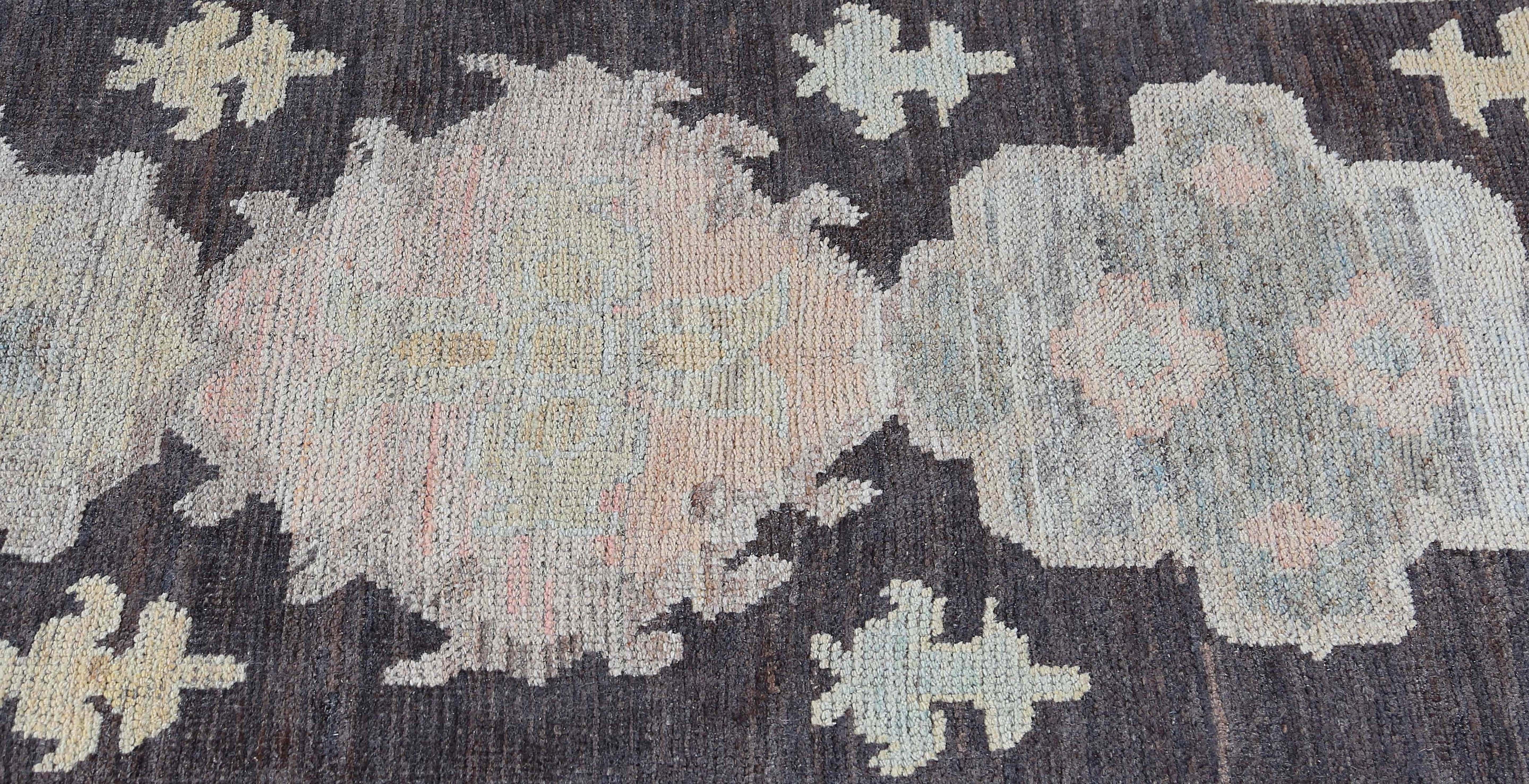Presentamos la impresionante Alfombra Turca Oushak, un complemento hermoso y único para cualquier pasillo o entrada de tu casa. Con unas medidas de 3'3'' x 9'8'', la forma alargada de este corredor es perfecta para definir un espacio al tiempo que
