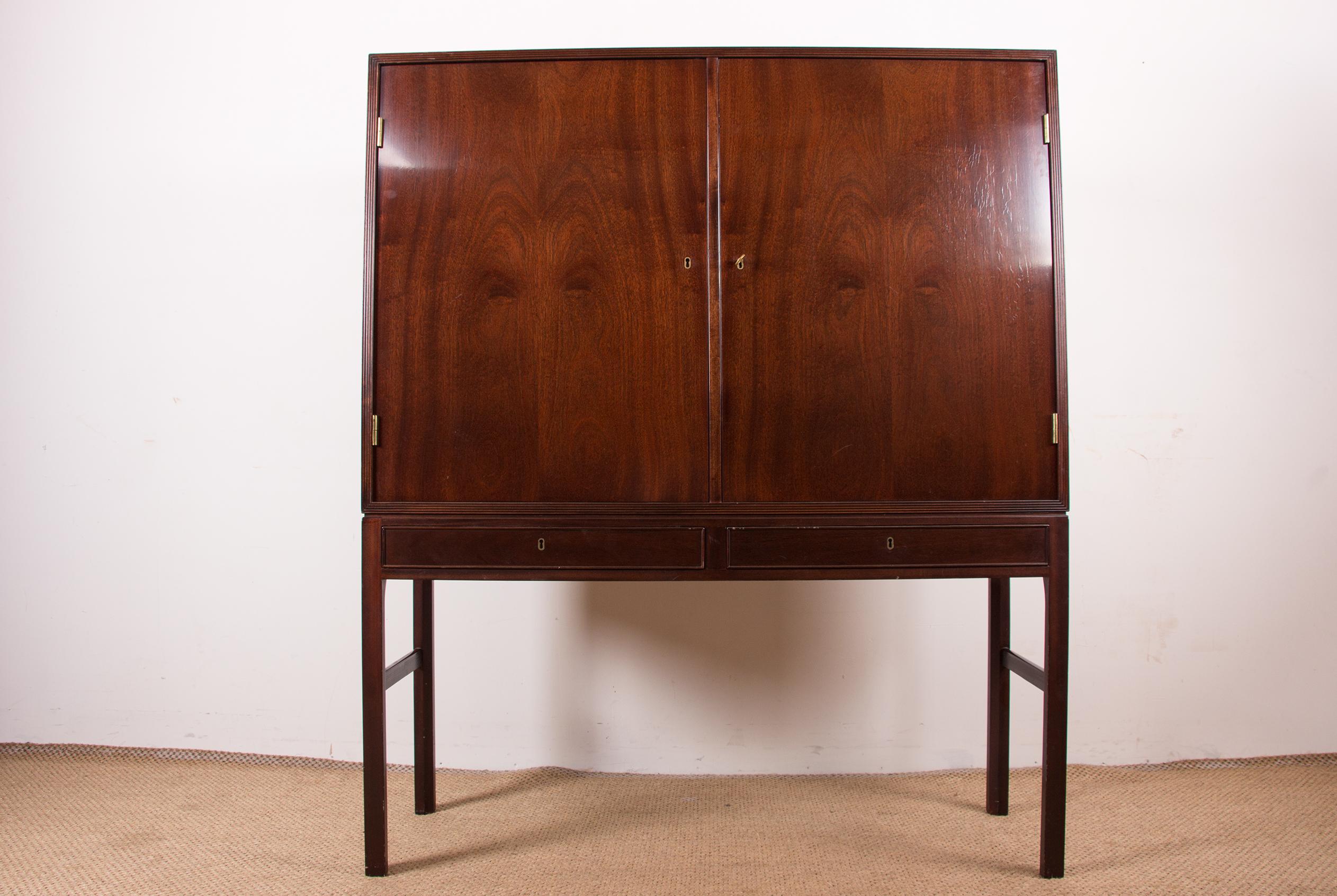 High Danish Cabinet in Mahogany and Brass by Ole Wanscher for Poul Jeppesen 1960 In Good Condition For Sale In JOINVILLE-LE-PONT, FR