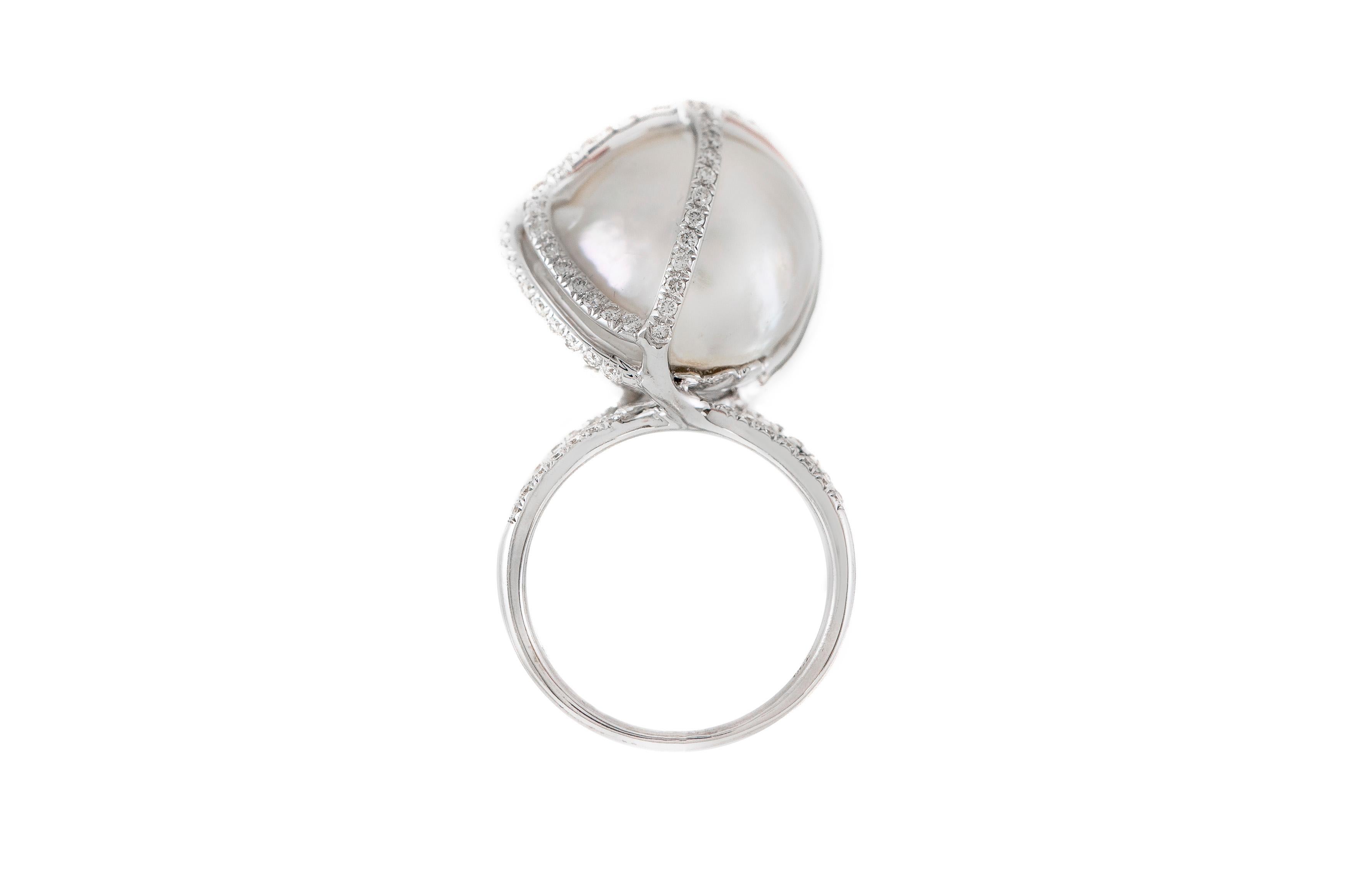Der Ring ist fein in Handarbeit in 18k Weißgold mit Zentrum Perle und Diamanten mit einem Gesamtgewicht von etwa 1,50 Karat.