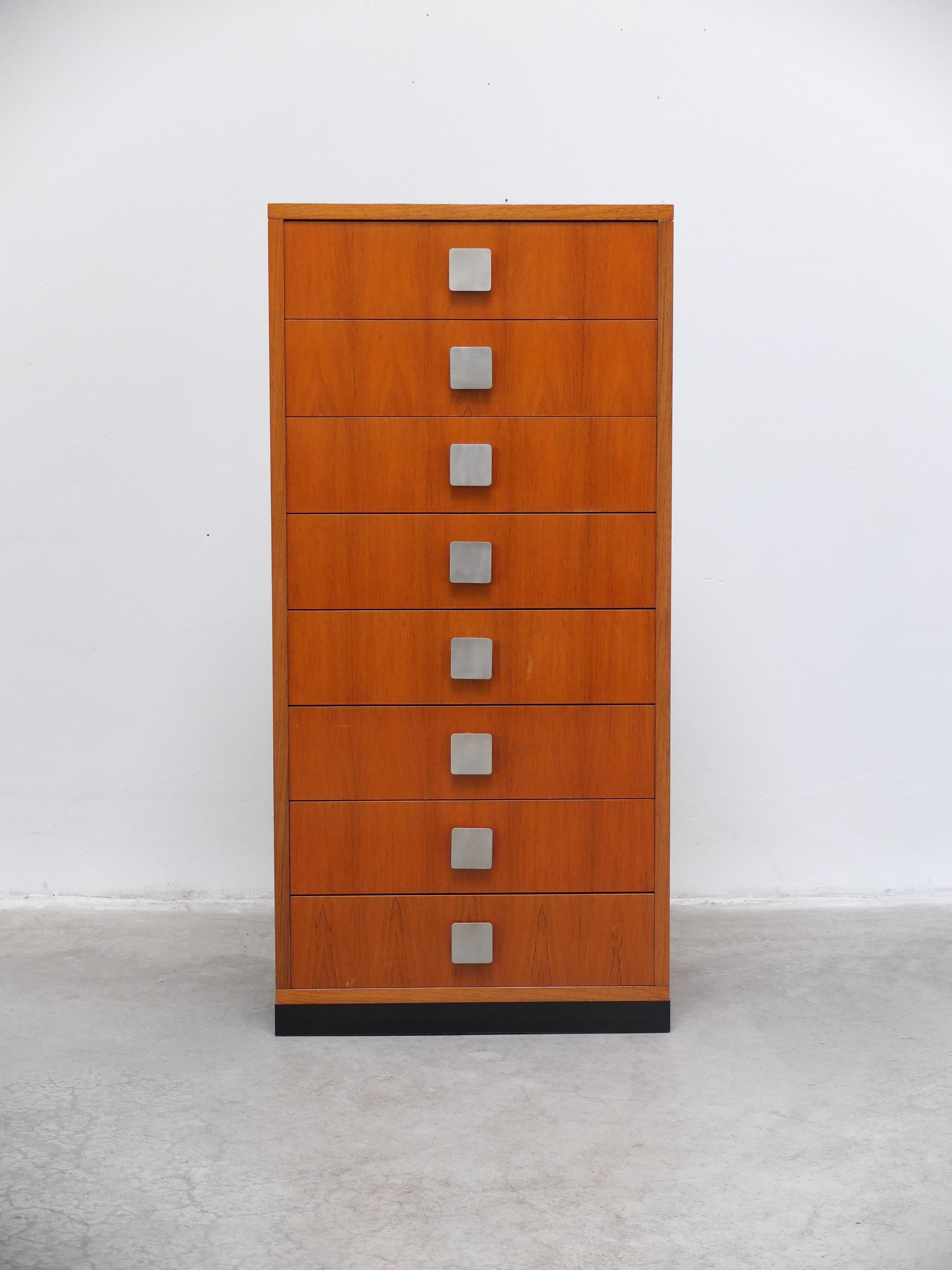 Un mobile a cassetti alti progettato da Alfred Hendrickx per Belform intorno al 1960. Questo mobile si chiama 
