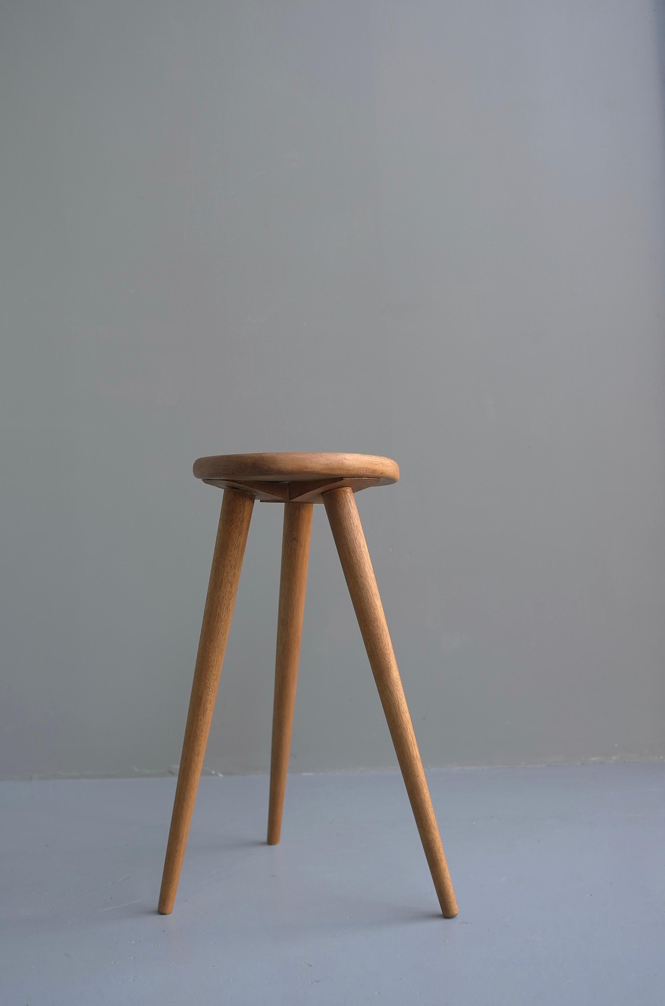 High Elegant Asymmetric Organic Stool in Solid Oak, France, 1950s In Good Condition For Sale In Den Haag, NL